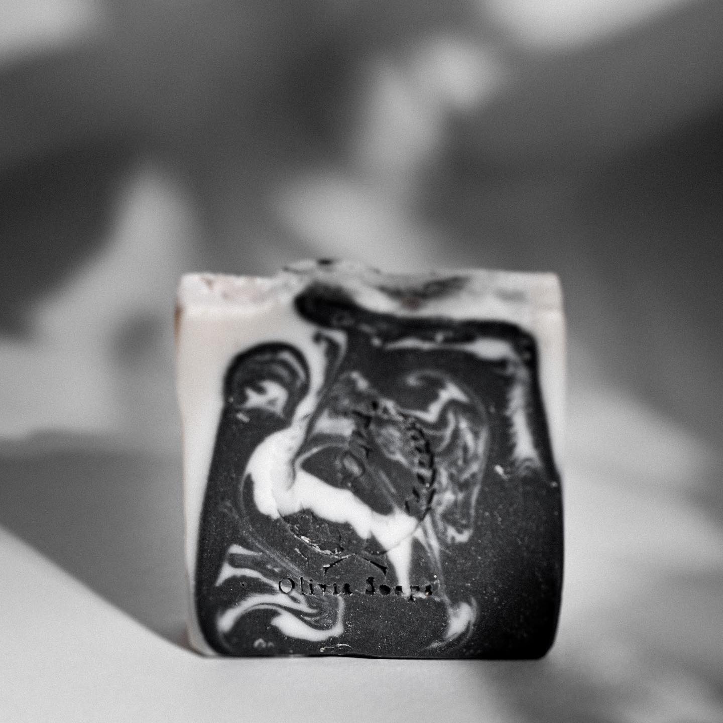 Non sono ancora pronta a rituffarmi nei post seri, ma prometto che tornano presto.
Intanto però vi presento il sapone di novembre: Purificante al Carbone attivo.
Lui è perfetto per novembre, un mese che mescola il bianco e il nero per me, proprio come fa lui.
Buon novembre a tutti/e!
.
.
.
#purificante #saponesolido #saponealcarbone #saponealteatree #soaplovers #saponepelliimpure #saponeacne #saponenero #saponebiancoenero #saponenaturale #handmade #saponeinregola #fvg