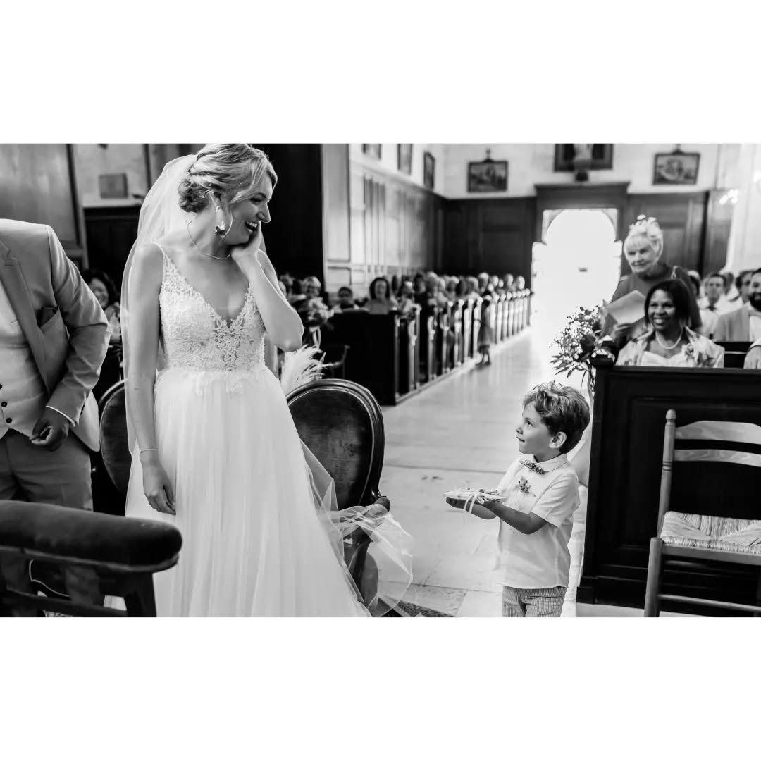 Quand le petit garçon des mariés apporte les alliances... Emotion garantie ! 😊
.
.
.
#photographemariage #photographeyvelines #reportagemariage #ceremoniereligieuse #ceremonieeglise #eglise #mariageeglise #emotion