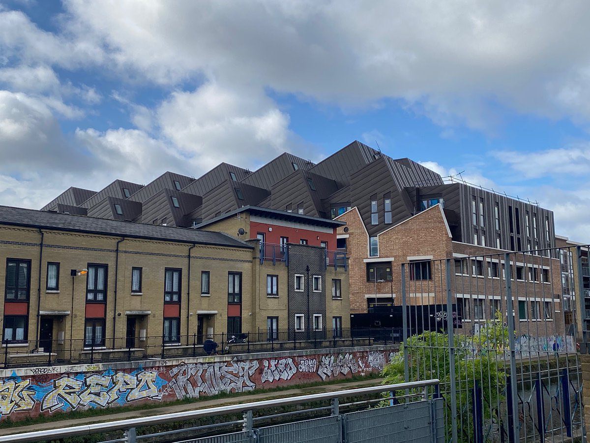 A spectacular full facade and roofing package nearing completion at Barchester Street. Over 5,000sqm of SFS, 2,600sqm of Elzinc Rainbow brown and not to mention 1,180sqm of Bauder Hot Melt. •
•
•
•
•
•
•
#roofing #construction #london #architecture #metal #facade #SFS #Elzinc #barchesterstreet #allmetalroofing #bauder