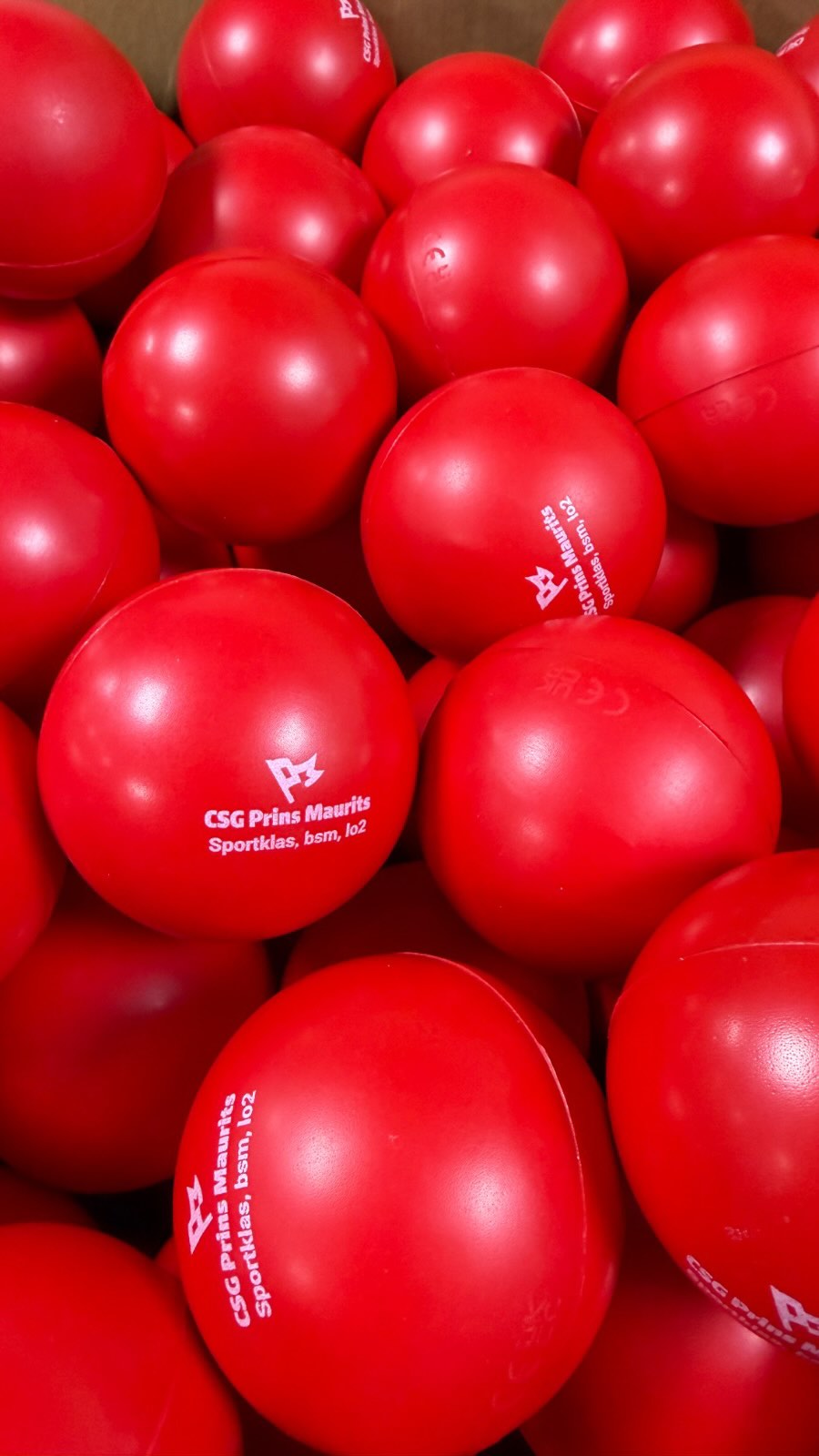 Voor een Open Dag wil je dat mensen je school of bedrijf onthouden. Niet alleen door wat je vertelt, maar ook door wat ze mee naar huis nemen.
Wij mochten deze gave stressballen maken voor een Open Dag op een middelbare school 🧠✨
Met logo, herkenbaar en precies zo’n item dat iedereen even in z’n hand houdt. En ja, dat blijft hangen.
Voor open dagen kunnen we nog veel meer leuke items verzorgen. Wij denken graag mee voor giveaways die passen bij jullie sfeer, doelgroep en budget.
Ben jij open dag plannen aan het maken en wil je iets dat echt opvalt?
📞 Bel ons gerust, dan denken we meteen met je mee.
#inbeeldreclame #opendag #schoolmarketing #giveaways #stressballen relatiegeschenken promotieartikelen logometimpact bedrukken borduren zichtbaarheid