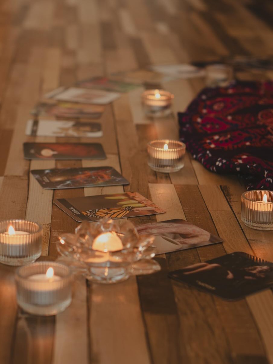 הדליקי לך נר
התפללי את התפילות שלך
תרשי לעצמך להיות מי שאת
לאהוב את עצמך על הדברים שבזכותם את את
תרשי לעצמך להיות משוחררת, אוהבת, צוחקת
תרשי לעצמך לגעת איפה שכואב, כדי לגלות את מה שבתוך ליבך
קבלי את כל כולך
והיי מאושרת בחלקך
תודה על זמן של תפילה נשית פועמת
כן ירבו 🙏🌷
.
.
#קהילה_נשית
#מנחות_סדנאות
#מעגלי_נשים
#סדנאות_בחוף_הכרמל
#מרחב_לסדנאות
📷באסל חלבי
Satya