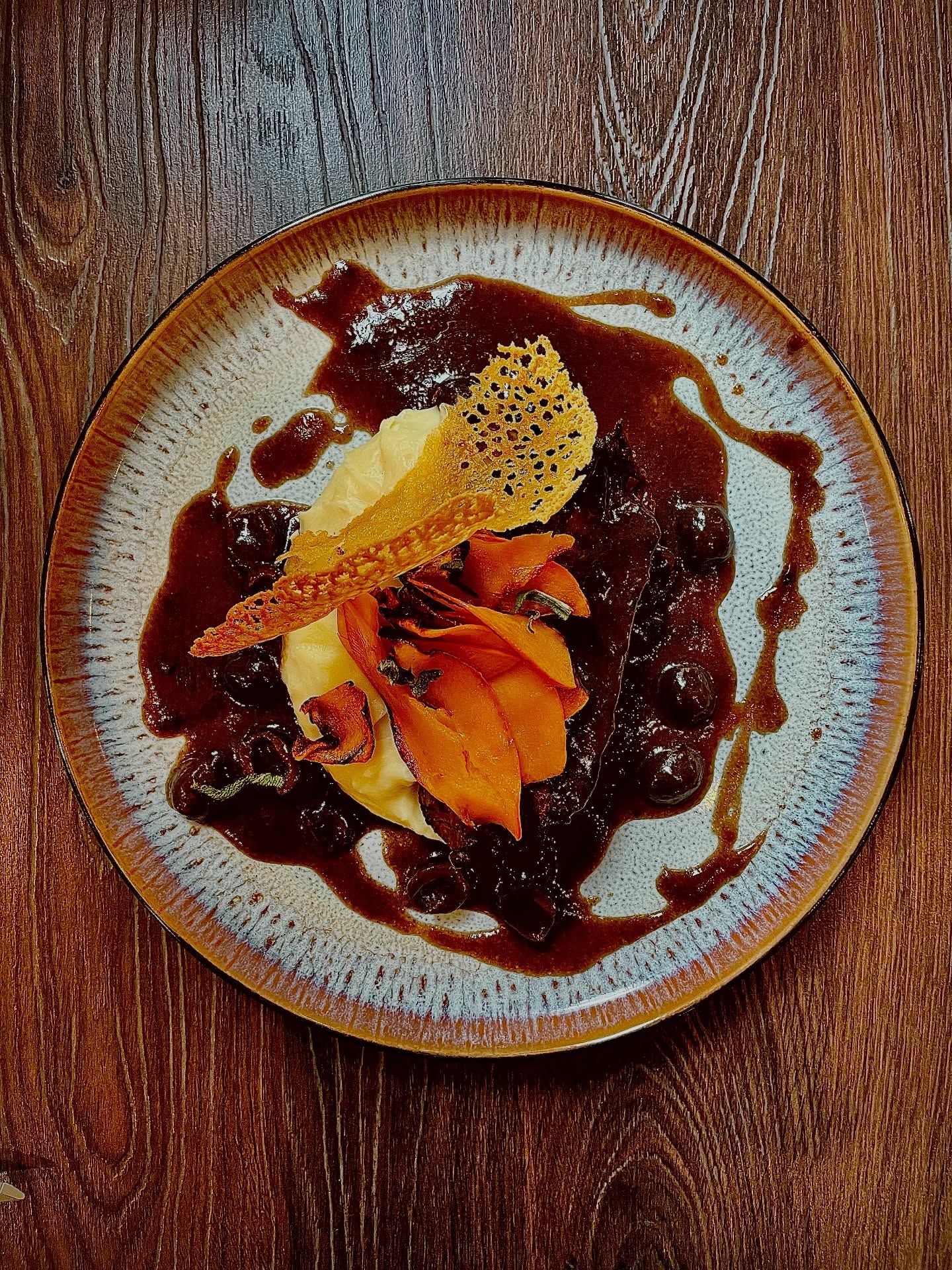 Paleron de bœuf confit 15h, jus cidre et olives, chiffonnade de Potimarron et sauge
#lyon #lyon3 #lyoncity #food #foodporn #beef #french