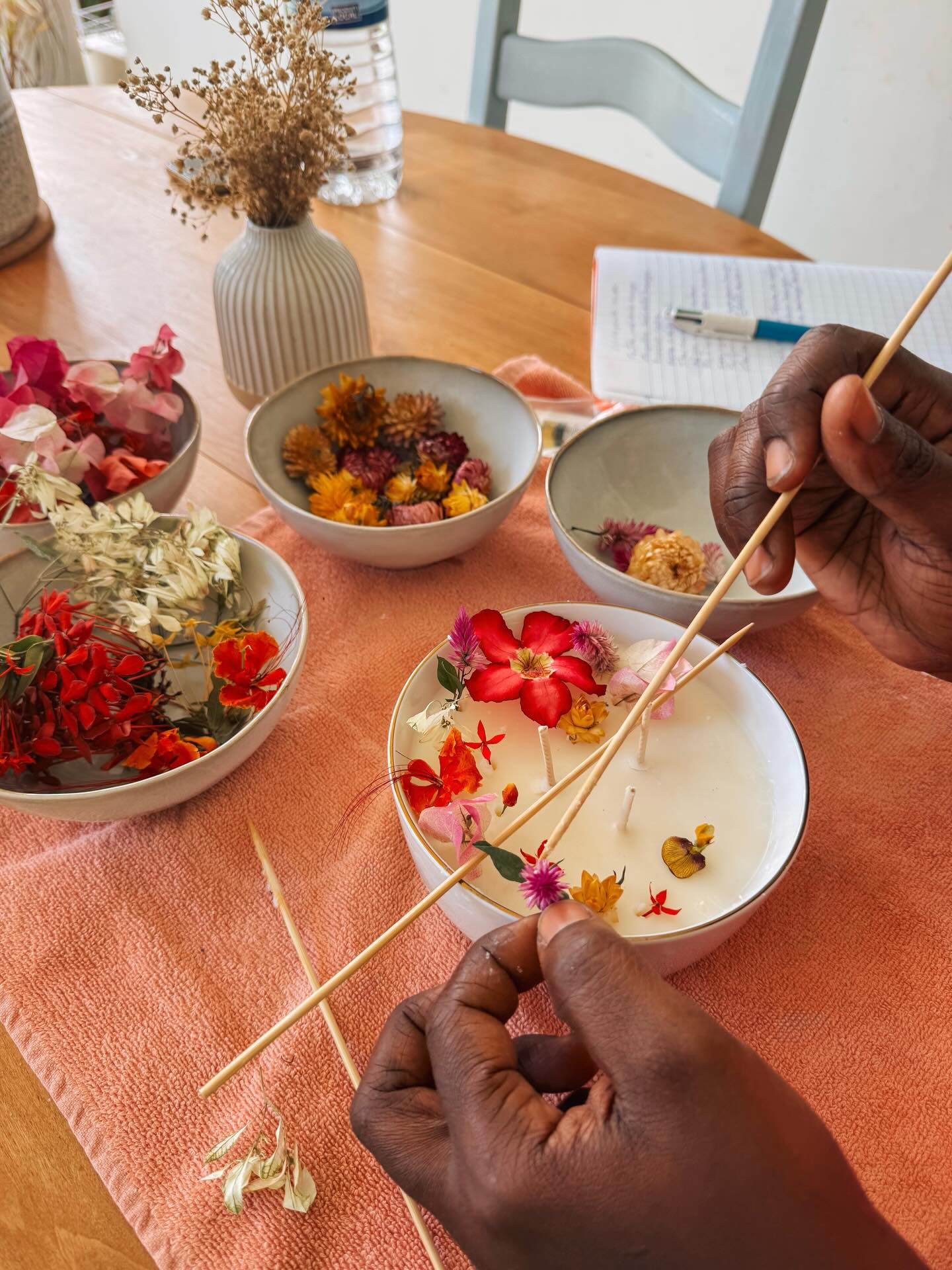 Et si c’était à ton tour de créer ?
✨Faire soi-même, prendre le temps, et laisser parler sa créativité ✨
Super journée passée à réaliser un atelier bougie individuel avec Lesly 🌸
Un moment de création tout en douceur, entre cire, parfums et fleurs séchées.
Lesly a imaginé une décoration florale très fleurie, généreuse et délicate, qui met parfaitement en valeur sa bougie.
L’atelier s’est déroulé sur un temps d’environ 3h30, avec différentes étapes, le temps nécessaire pour laisser la cire refroidir et créer sans précipitation.
Ces ateliers individuels sont de très belles expériences, et plusieurs projets sont actuellement en cours de réflexion…
L’idée serait notamment de développer prochainement des ateliers bougies en petit groupe, pour partager ces moments créatifs à plusieurs 🌿
Merci a Lesly @paradise_de_lylychou pour ta confiance et ta créativité 🤍
#atelierbougie #bougiefleurie #creationartisanale #faitmain ateliercreati