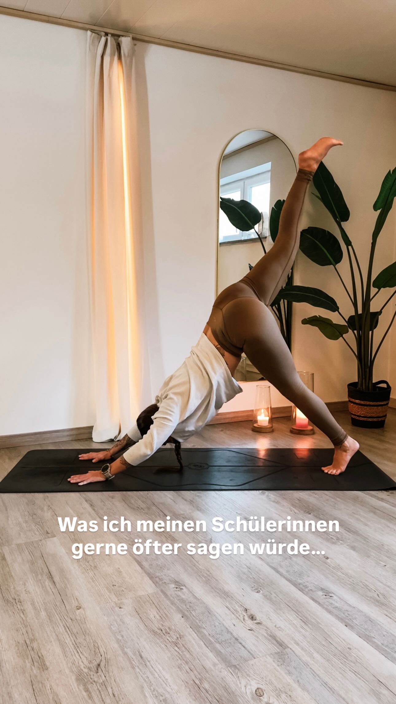 Ist das merkwürdig, wenn ich sowas sage?
Oder ist es genau das, was wir viel öfter hören sollten? ❤️
1: „Du kannst mehr, als du denkst.“
Du darfst an dich glauben. Du darfst mutig sein. Du darfst dich etwas trauen.
So viele Frauen tragen alte Geschichten, Zweifel und Erwartungen wie kleine Äffchen auf ihren Schultern.
In meinem Studio darfst du sie für einen Moment vor der Tür abstellen.
Du darfst leichter werden. Atmen. Sein.
2: „Du bist genug.“
Immer.
Und wenn ich dich sehe – meditierend, atmend, dich bewegend, dein Herz öffnend –
dann sehe ich so viel mehr als „genug“.
Ich sehe Wärme. Liebe. Tiefe. Herzlichkeit.
In jeder Einzelnen von euch.
3: „Du musst nichts leisten.“
Dieser Satz ist mir unfassbar wichtig.
Bei mir gibt es kein schneller, höher, weiter – nichts fürs Ego.
Sondern die Frage: Was tut dir gerade gut?
Auspowern oder Loslassen. Kraft oder Sanftheit.
Ich bin für all das da. Für das, was du brauchst.
4: „Dein Tempo ist richtig.“
Du musst hier nicht funktionieren.
Pausen machen? Langsamer sein? Lauschen statt mitmachen?
Do it.
Du entscheidest über dein Tempo – nicht die Menschen im Außen.
Ich möchte einen Raum halten, in dem genau das möglich ist.
5: „Dein Körper ist kein Projekt.“
Ja, du darfst Ziele haben.
Aber dein Körper ist dein Zuhause.
Kein Projekt für 10 Wochen, sondern ein Ort, um den du dich liebevoll kümmerst.
Immer wieder. Nachhaltig. Mit Respekt.
6: „Alle deine Gefühle sind wertvoll.“
Wir Frauen sind zyklisch. Vielschichtig. Tief.
Egal ob Mama, Selbstständige, Angestellte, Partnerin –
Tränen in meinen Stunden sind keine Schwäche.
Sie sind Verbindung.
Etwas, wofür im Alltag oft zu wenig Raum ist.
7: „Verändere dich für niemanden.“
Du darfst still sein. Oder laut lachen.
Introvertiert. Oder voller Fragen.
Alles ist willkommen.
Wichtig ist nur, dass du dich sicher fühlst.
Denn dein Vertrauen bedeutet mir unglaublich viel.
In meinem Studio geht es nicht darum, jemand anderes zu werden.
Sondern dich wieder bei dir selbst zu treffen.
Mit allem, was du bist.
Genau so.
Und genau hier.
Ich freue mich auf dich im Studio 🤍