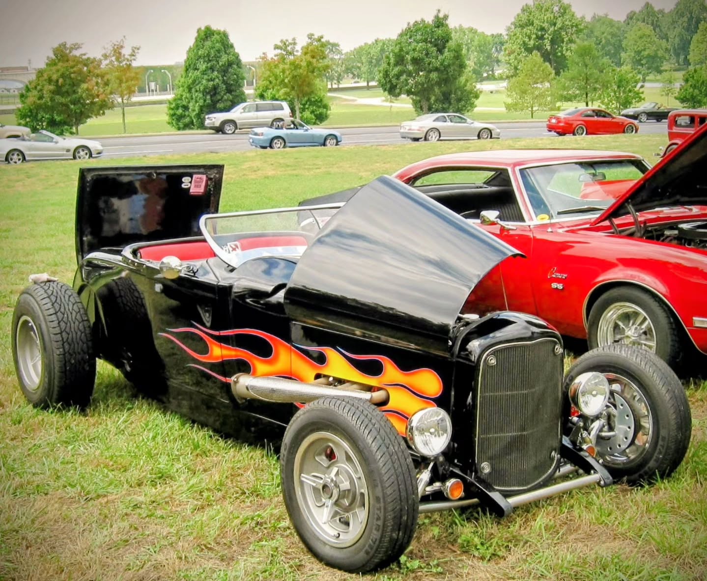 Black paint, open pipes, and oldâschool flames roasting the Bluegrass at Keeneland Concours dâElegance. This little hot rod looks ready to eat asphalt from Versailles Road to downtown Lex. #cartucky #keenelandconcours #hotrod #kentuckycarculture