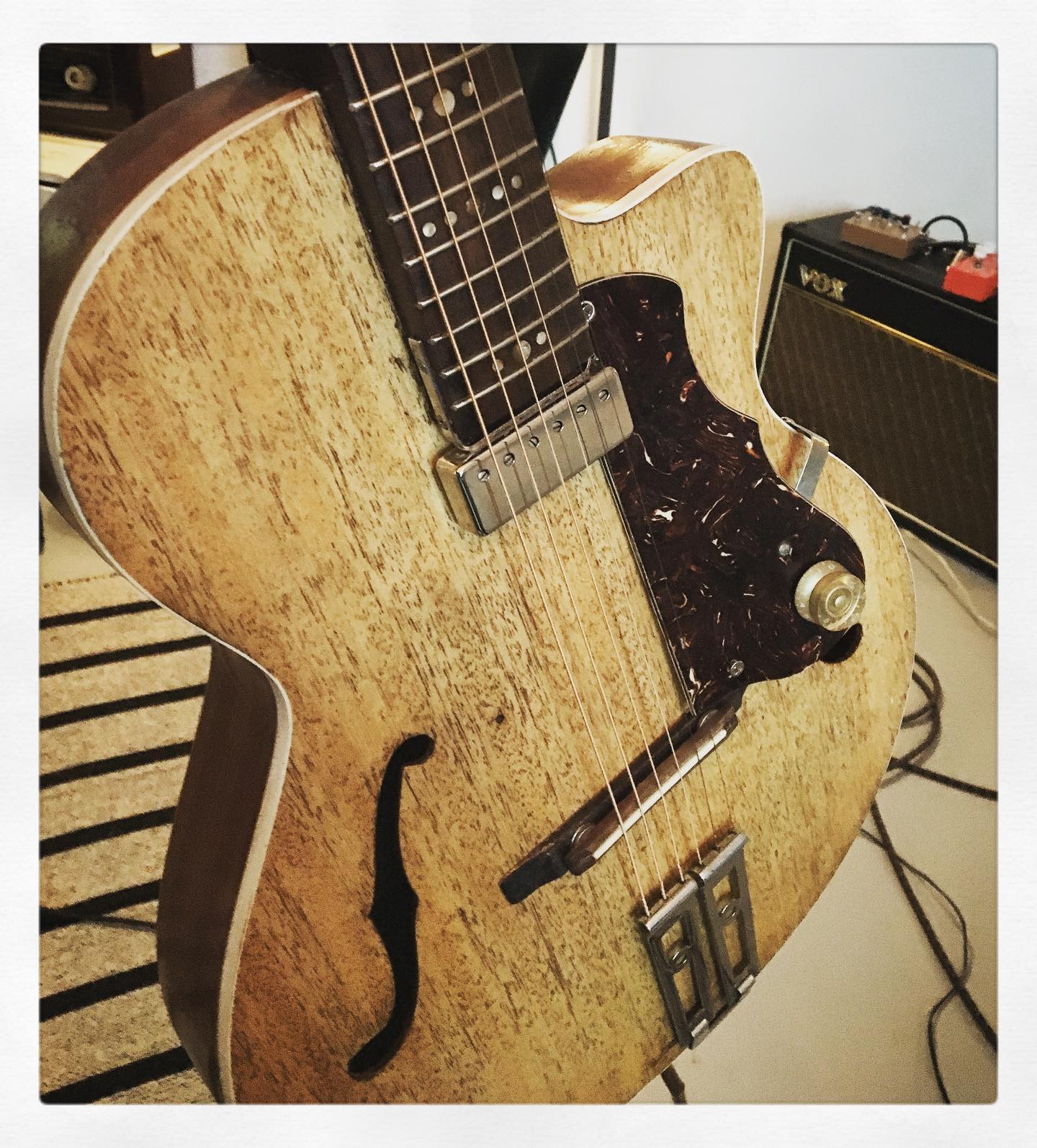 This beautiful Egmond guitar broke her neck, suffers due to her old age. But with lots of love and care, and a fat jazz pick-up on her body, I made her shine again! #oldisgold #vintage #filmscore #egmondguitar #character #studiolife