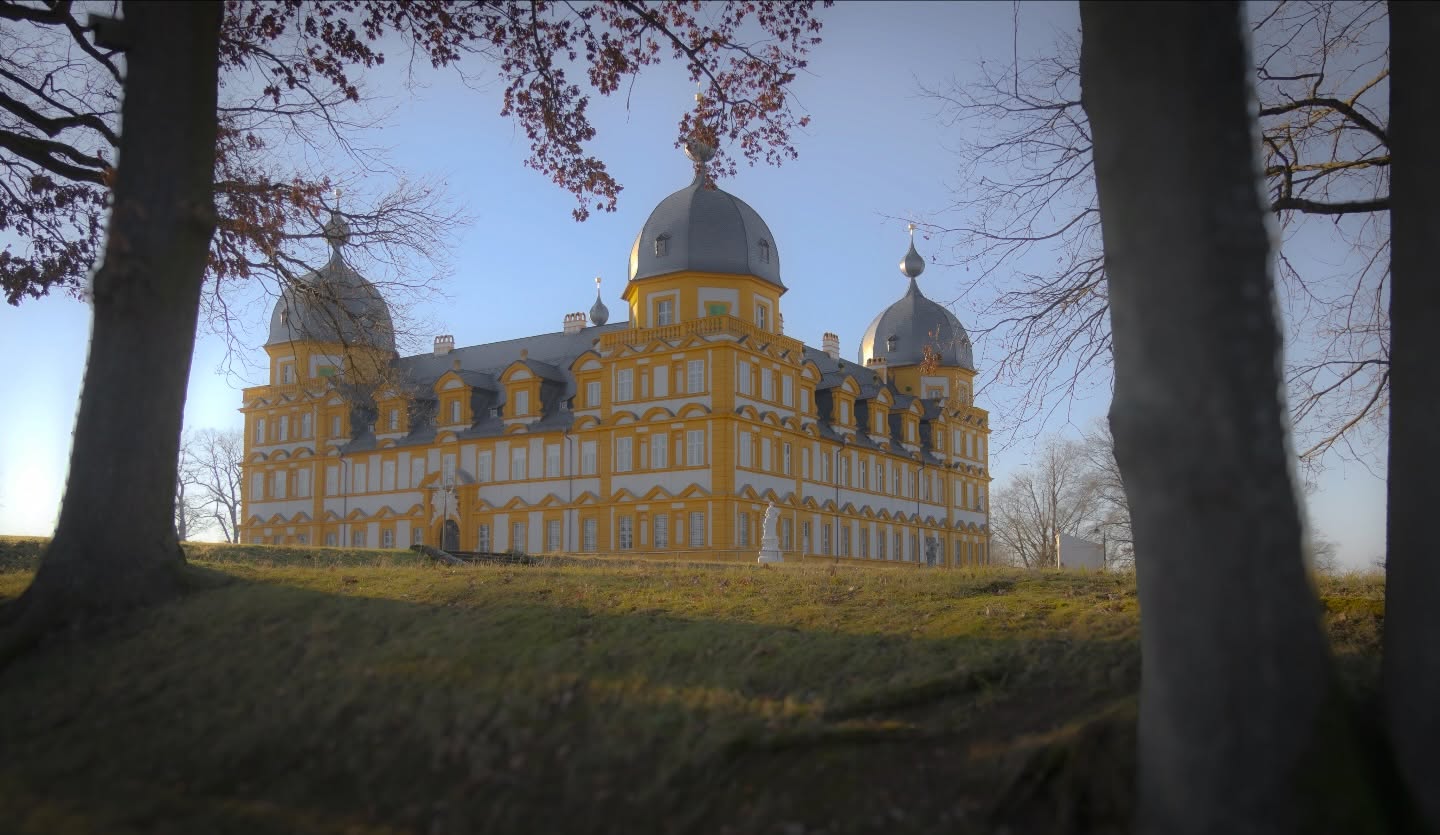 📍 Schloss Seehof bei Bamberg
Barocke Eleganz, eingerahmt von Natur – ein Ort, der Geschichte und Ruhe verbindet. 🌿🏰
#landscapephotography #architecturephotography #discovergermany #ig_bayern #wanderlust