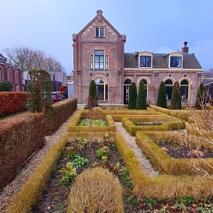 VERKOCHT Helft van oude #pastorie in #Heerhugowaard in de verkoop. Volledig gemoderniseerd, circa 150 m2 woonoppervlakte en ruim perceel. Bij interesse, neem contact op! #aankoopmakelaar #realestate #makelaar #staetenhof