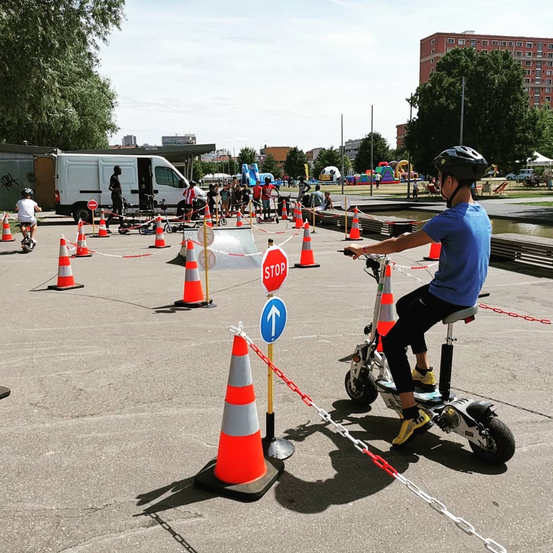 "La prévention par l'animation"
#securiteroutiere #ecole #college #kids #securaction #trottinetteélectrique #permisdeconduire #safety #association #signalisation #codedelaroute #animation #prevention #sensibilisation #jeunesse #projet #vigilance #citoyen #conduite #theorie #apprendre #pratique #test #idf #creteil #94 #paris #iledefrance #mobilité #trottinette