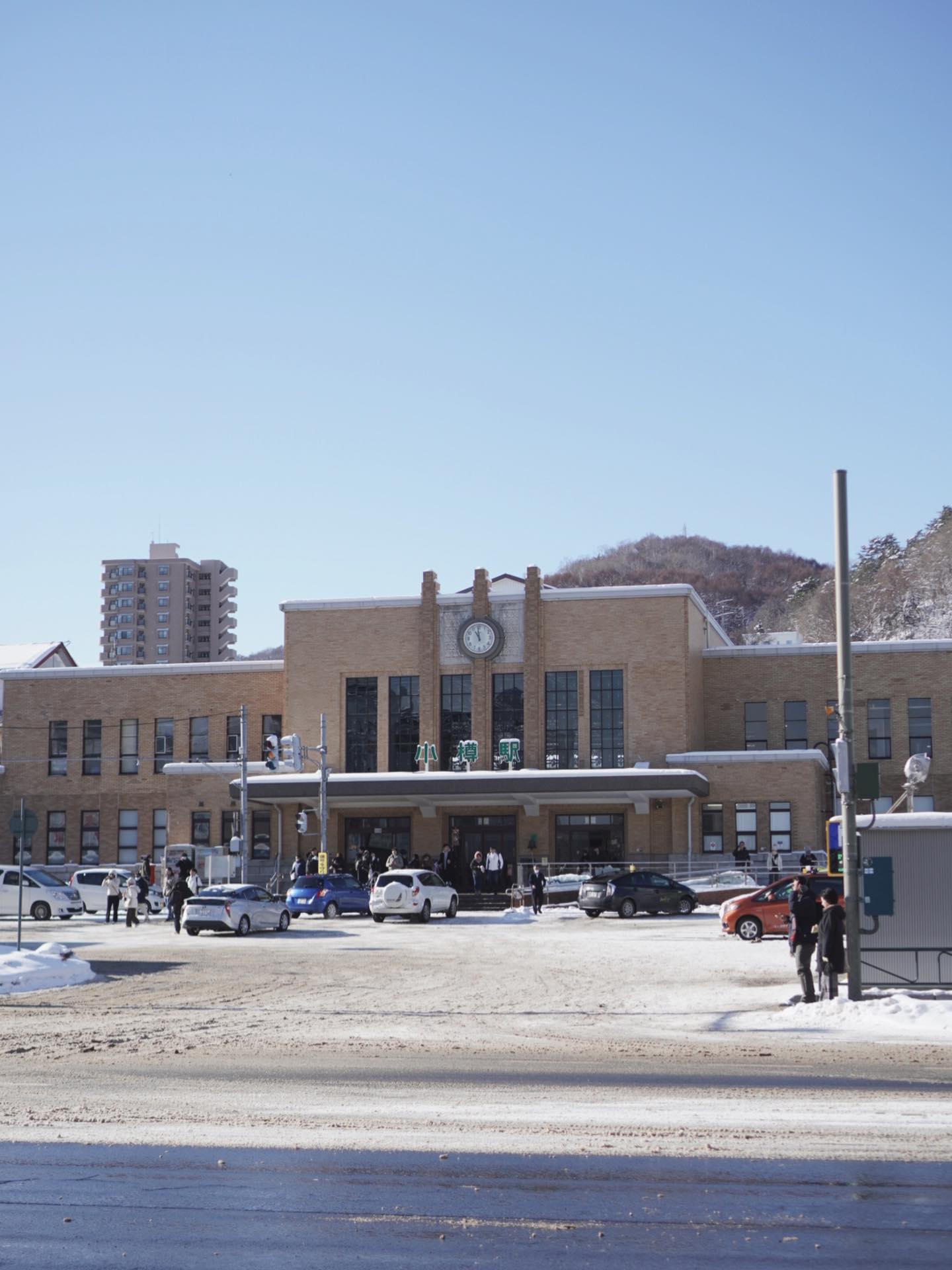 📍 小樽駅
小樽の旅のスタート地点、小樽駅。
昭和9年(1934年)に建てられた3代目の駅舎で、
国の登録有形文化財にもなっています✨
駅前の坂に合わせて、ホームが2階側にあるような
“上下構造”になっているのも特徴👀
見た目もどこかレトロで、小樽らしい雰囲気が残る場所です。
そしてCOTARUは、小樽駅から徒歩5分。
小樽散歩の途中に、ぜひお立ち寄りください☕
#COTARU #小樽駅 #小樽 #小樽観光 #otaru