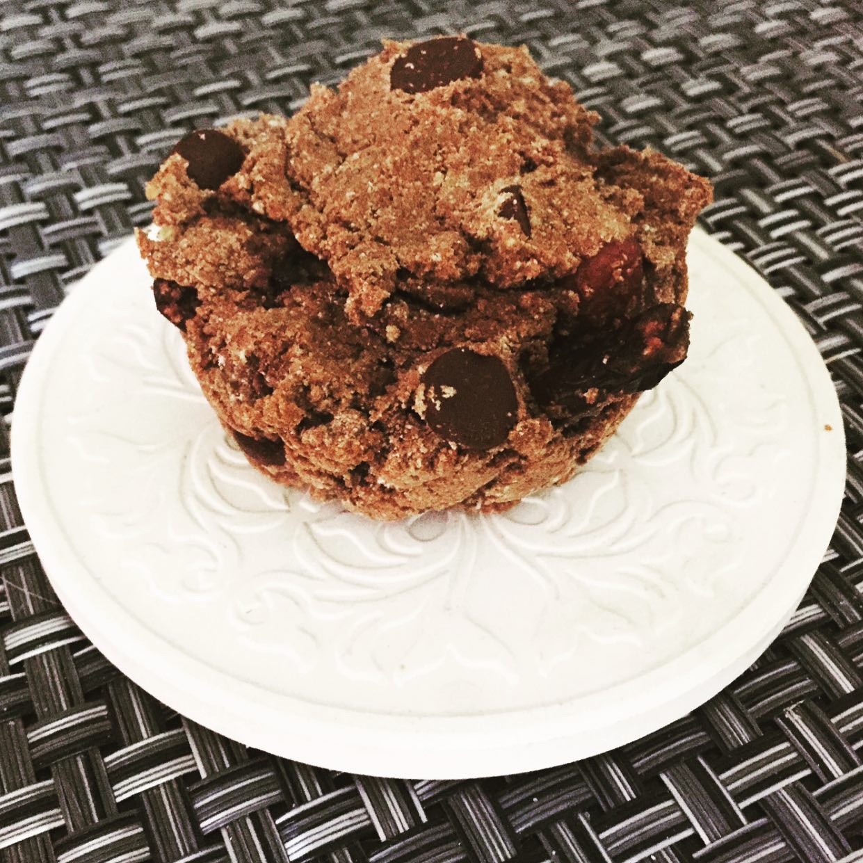 🍪 GOOEY CHOCOLATE CHIP MUFFINS 🍪
Serves: 12 (~280 kcal/muffin and 15 g protein/bar)
INGREDIENTS:
1/2 cup butter
4 whole eggs
1/4 cup milk
1 tsp pure vanilla extract
2 cups whole wheat flour
6 scoops chocolate protein powder (150 g)
1 tbsp cocoa powder
1 tsp baking powder
1 tsp Splenda
1/2 cup chocolate chips
1/2 cup dried fruit (chopped)
DIRECTIONS:
1. Preheat oven to 350 degrees
2. Put all ingredients together in a mixing bowl and stir with a wooden spoon until lightly combined
3. Lightly coat a nonstick muffin pan with spray and fill each muffin tin almost to the top
4. Place in the oven and bake for 10 minutes or until the top is set
5. Cool, and store in the freezer, individually wrapped