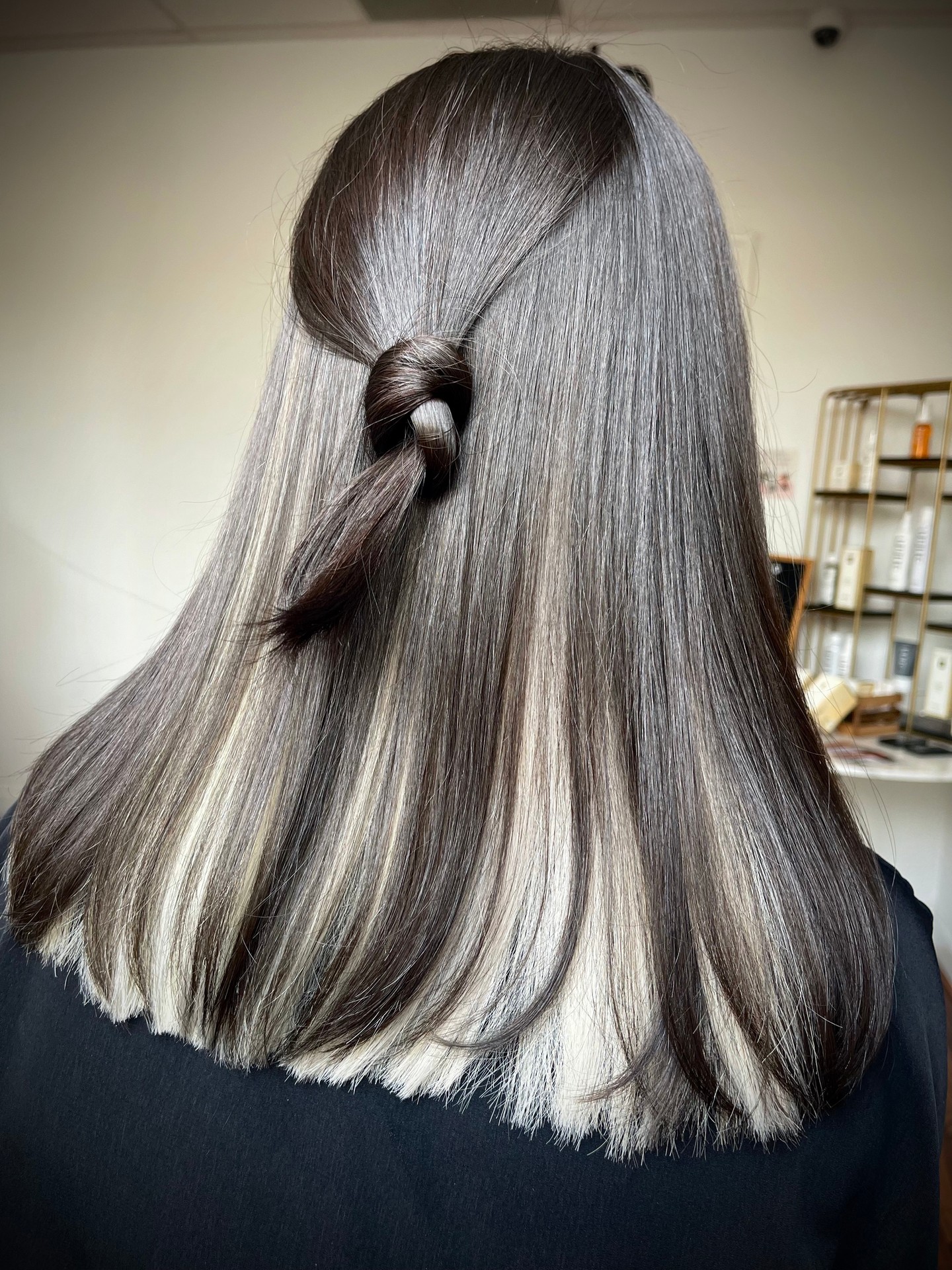 Peekaboo, we see you 👀✨
Soft on top, surprise underneath.
Clean lines, glossy finish, and just enough contrast to catch the light when the hair moves.
For the ones who like their hair classy… with a little secret edge 😉