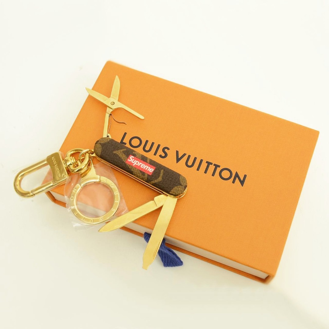 Keep it chic., keep it compact, but go supreme!
#designer #fashion #authentic #secondhand #secondhandfashion #louisvuitton #swissarmyknife #keychain #supreme #monogram #gold #logo