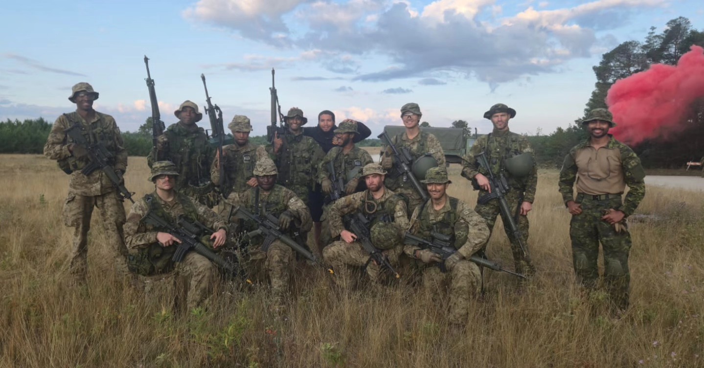 Members of The Royal Regiment of Canada completed the Rank Qualification Private Infantry (RQ Pte Inf) course at 4th Canadian Division Training Centre Meaford.
RQ Pte Inf covers the basics of being an infantry soldier, including use of various weapon systems, fieldcraft, map and compass navigation, and offensive and defensive operations.
Would you like to know more?
https://linktr.ee/royalregimentofcanada
📸 MCpl R. Ahmed
Les membres du Régiment royal du Canada ont suivi le cours de qualification de grade de soldat d'infanterie (RQ Sdt Inf) au Centre d'instruction de la 4e Division du Canada à Meaford.
Le cours de qualification de grade de soldat d'infanterie couvre les bases du métier de soldat d'infanterie, notamment l'utilisation de divers systèmes d'armes, les techniques de campagne, la navigation à l'aide de cartes et de boussoles, ainsi que les opérations offensives et défensives.
Vous souhaitez en savoir plus ?
https://linktr.ee/royalregimentofcanada
#CanadianArmy #CanadianForces #CAF #soldier #IchDien #ReadyAyeReady #StrongProudReady #ArméeCanadienne #ForcesCanadiennes #FAC #soldat #IchDien #PrêtsAyésPrêts #FortsFiersPrêts