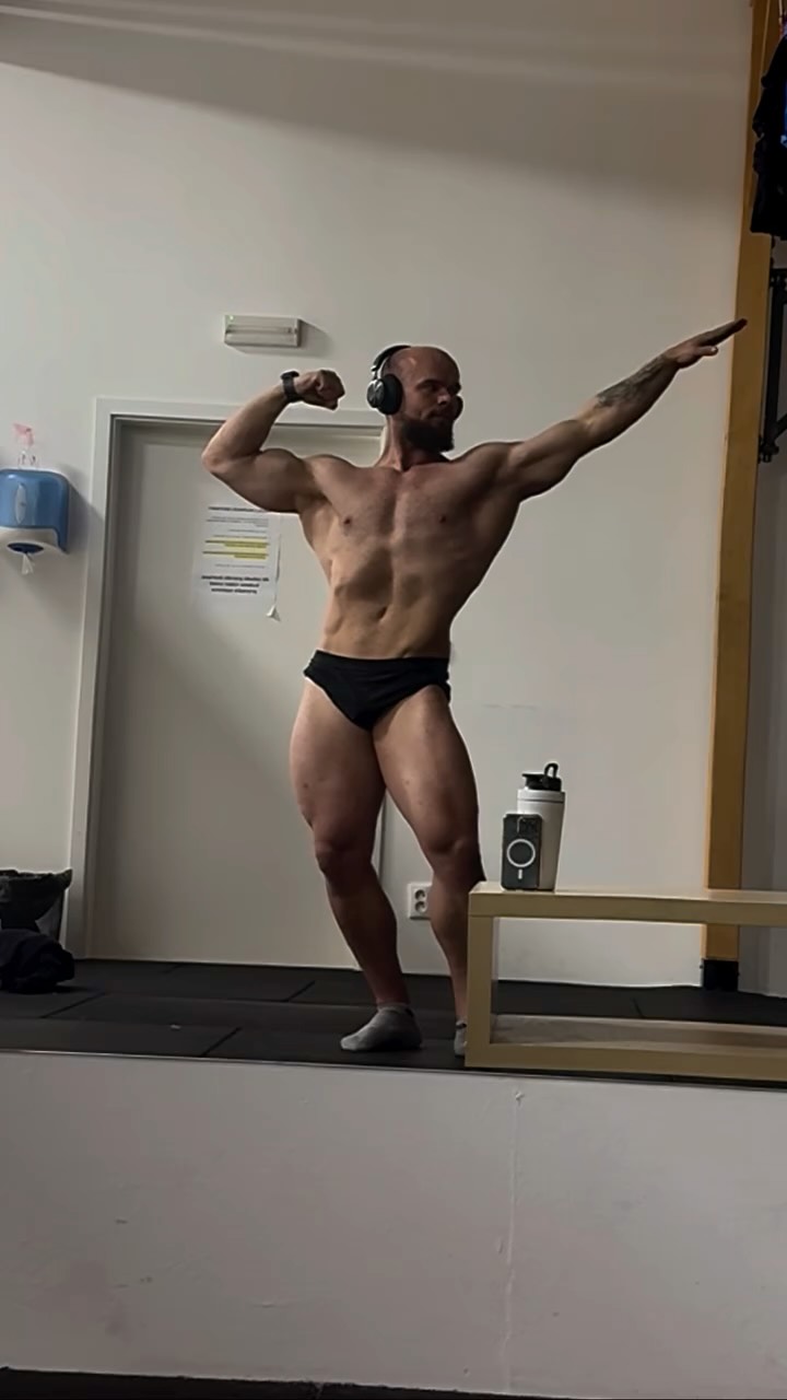 Inak BMI mi ukazuje rovnakú nadváhu ako pred 10timi rokmi, tak neviem 🤔😮💨… aspoň tá brada mi narostla 😄
#neverendingstory
🖥 služby, referencie, premeny na webe
📚 fitness edukačný obsah na HeroHero
( všetky odkazy v BIO @coach.pista )
zľavový kód @namaximum.sk 👉🏻 𝗣𝗜𝗦𝗧𝗔𝟱
#transformation #progress #fitnesslife #gymlife