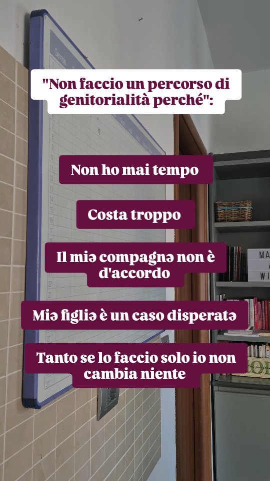 E se le vere motivazioni per cui non inizi un percorso non fossero quelle “razionali” che ti racconti ogni giorno, ma quelle più scomode, più nascoste, più intime?
Se dentro di te c’è paura, resistenza, dubbio, ambivalenza, se una parte di te vorrebbe cambiare e un’altra vorrebbe restare al sicuro dove si trova, se fare il primo passo ti crea disagio, sappi che non c’è niente di sbagliato in questo. E non dice nulla di brutto su di te come genitorə.
Scegliere di mettersi in gioco, di tentare, di provare altre strade fa paura. Perché crescere come genitorə non è solo imparare nuove strategie, è attraversare nuove domande, è guardare ciò che vorremmo nascondere sotto il tappeto, è lasciare andare vecchie certezze senza averne ancora di nuove.
Se ti riconosci in queste parole, non hai bisogno di convincerti di niente. Hai solo bisogno di uno spazio sicuro dove poter iniziare, dove poter fare il primo passo.
💛 E se vuoi, possiamo farlo insieme.
Prenota una chiamata conoscitiva gratuita per iniziare il mio Evolution Parents.
Trovi tutte le info nel link in bio 🔗
Oppure scrivimi nei DM.💌
🫸Sono aperte le iscrizioni per febbraio.🫷