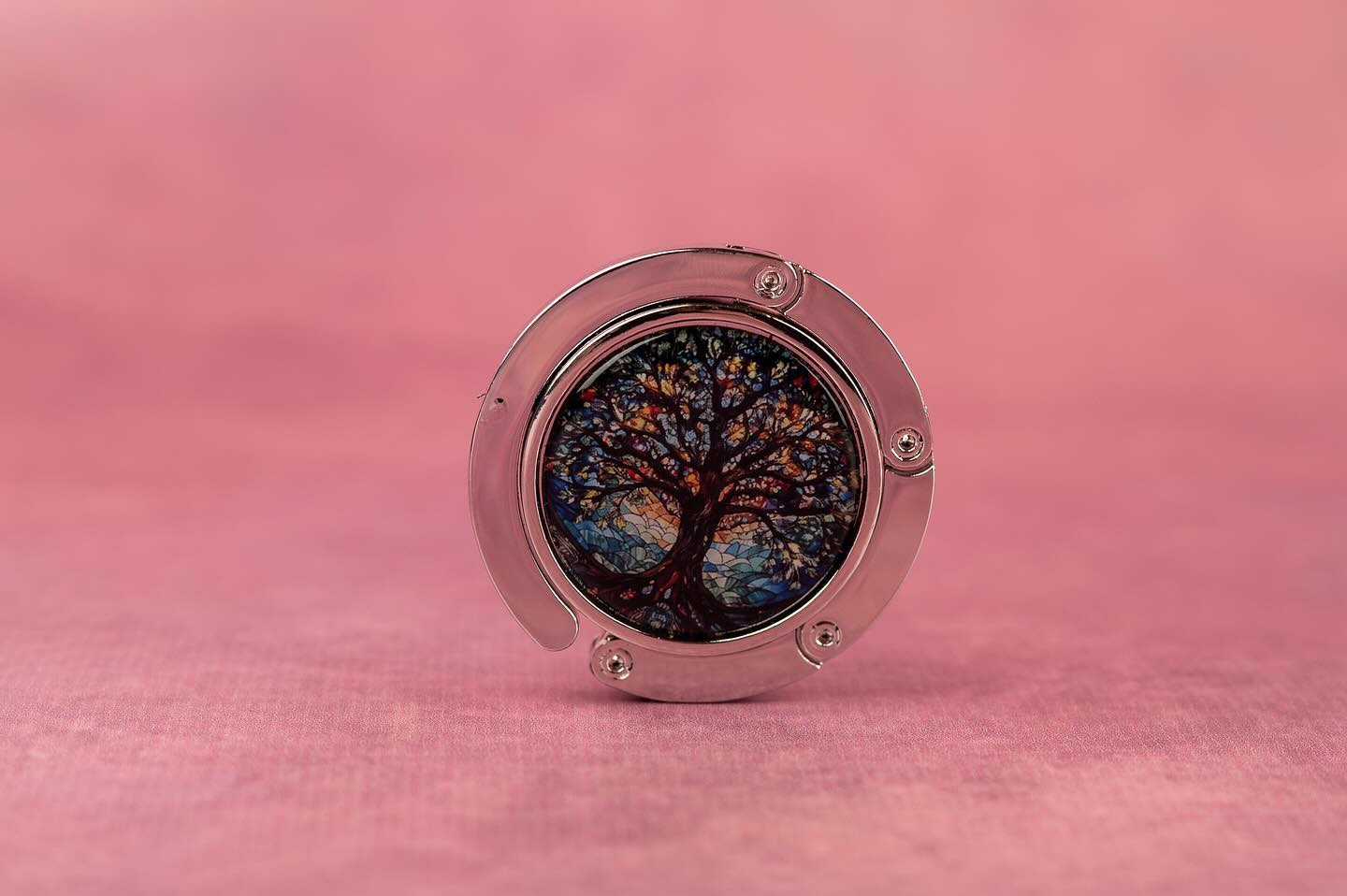 Veskeholder:
Vi har alle vært der – en koselig kafe, en kopp kaffe i hånden, men ingen god plass til vesken. Det kan føles både upraktisk og hygienisk ubehagelig å plassere vesken på gulvet, spesielt på steder der gulvet er skittent eller fuktig. Med en veskeholder kan du enkelt henge vesken på bordet, slik at den er lett tilgjengelig, samtidig som du holder den unna skitt og riper.