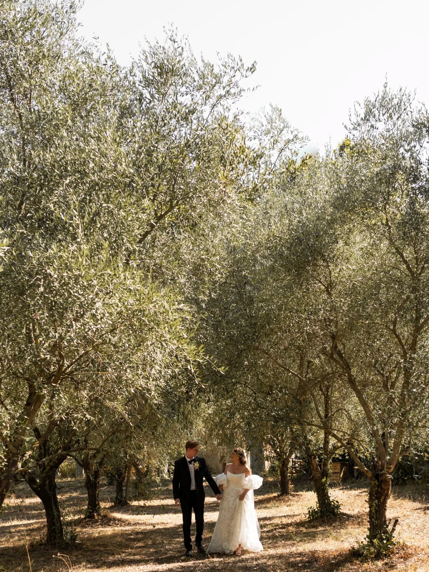 Là-bas - där borta... ♡
Drömmen blev sann och bröllopet i den Provencalska dalen, mellan olivträden och tillsammans med nära och kära, likaså. ♡
Jag vet att jag ibland tjatar om "magi" men i vissa fall är det faktiskt exakt rätt ordval. Magisk helg, magisk plats och magiska människor! 🙌✨️
Gifter ni er 2027? Hör av er så vi kan planera er magi! 🥰
Weddingplanner/coordinator: amazing @sparklingdays_event