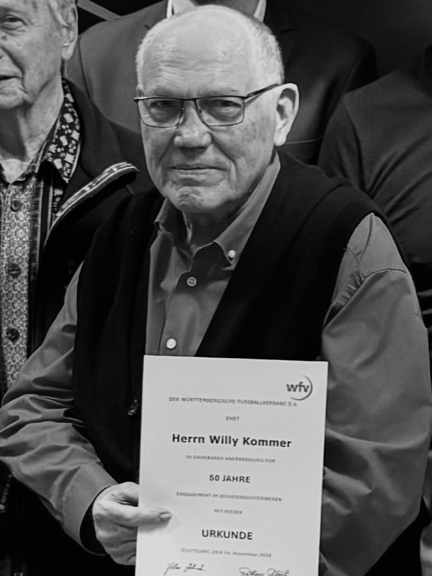 Liebe Schiedsrichterinnen und Schiedsrichter,
mit großer Bestürzung haben wir die Nachricht erhalten, dass uns unser Sportkamerad Willy Kommer am Donnerstag, den 08.01.2026 für immer verlassen hat.
Zuletzt durften wir ihn bei unserem Ehrungsabend im November 2025 mit einer besonderen Ehrung für 60 Jahre Schiedsrichter-Tätigkeit beim TSV Undingen ehren und bis unmittelbar vor seinem Tod war er als Inhaber seines Friseur-Salons in Sonnenbühl tätig. Seine Schiedsrichtertätigkeit hatte er im Jahr 1964 begonnen, im Schiedsrichter-Ausschuss unter dem damaligen Obmann Robert Claß engagierte er sich als Jugend-Einteiler und unseren langjährigen Lehrwart Heinz-Werner Zwicknagel begleitete er regelmäßig zu dessen Schulungsabenden quer durch das Verbandsgebiet. Willy hätte am 14. April dieses Jahres seinen 80. Geburtstag gefeiert.
Leider können wir nicht mehr persönlich von ihm Abschied nehmen. Gemäß seinem letzten Willen wird es keine öffentliche Beerdigung und keine Trauerfeier geben. Stattdessen sollen, wollen und werden wir Willy Kommer als engagierten Schiedsrichter und guten Freund in Erinnerung behalten.
Ruhe in Frieden, lieber Willy 🕊️
#schiedsrichter #wfv #srgreutlingen #ruheinfrieden