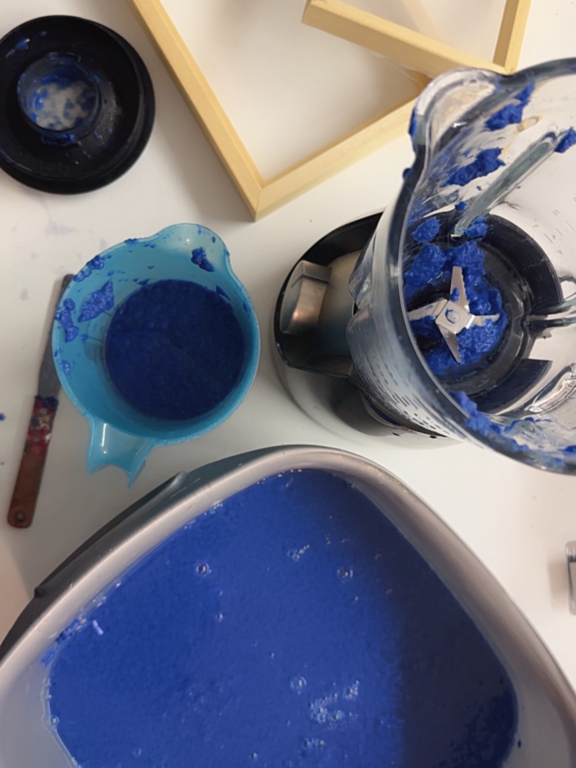 Die Ergebnisse meines kleinen side projects PAPIER SCHÖPFEN wollte ich euch nicht vorenthalten. Da hat es sich doch gelohnt ein Jahr lang alle bunten Papier Schnipsel zu sammeln, die mir in die Hände gefallen sind. 🖤
|
#selbermachen #papierschöpfen #handgemacht #cycle #handmade #paperart