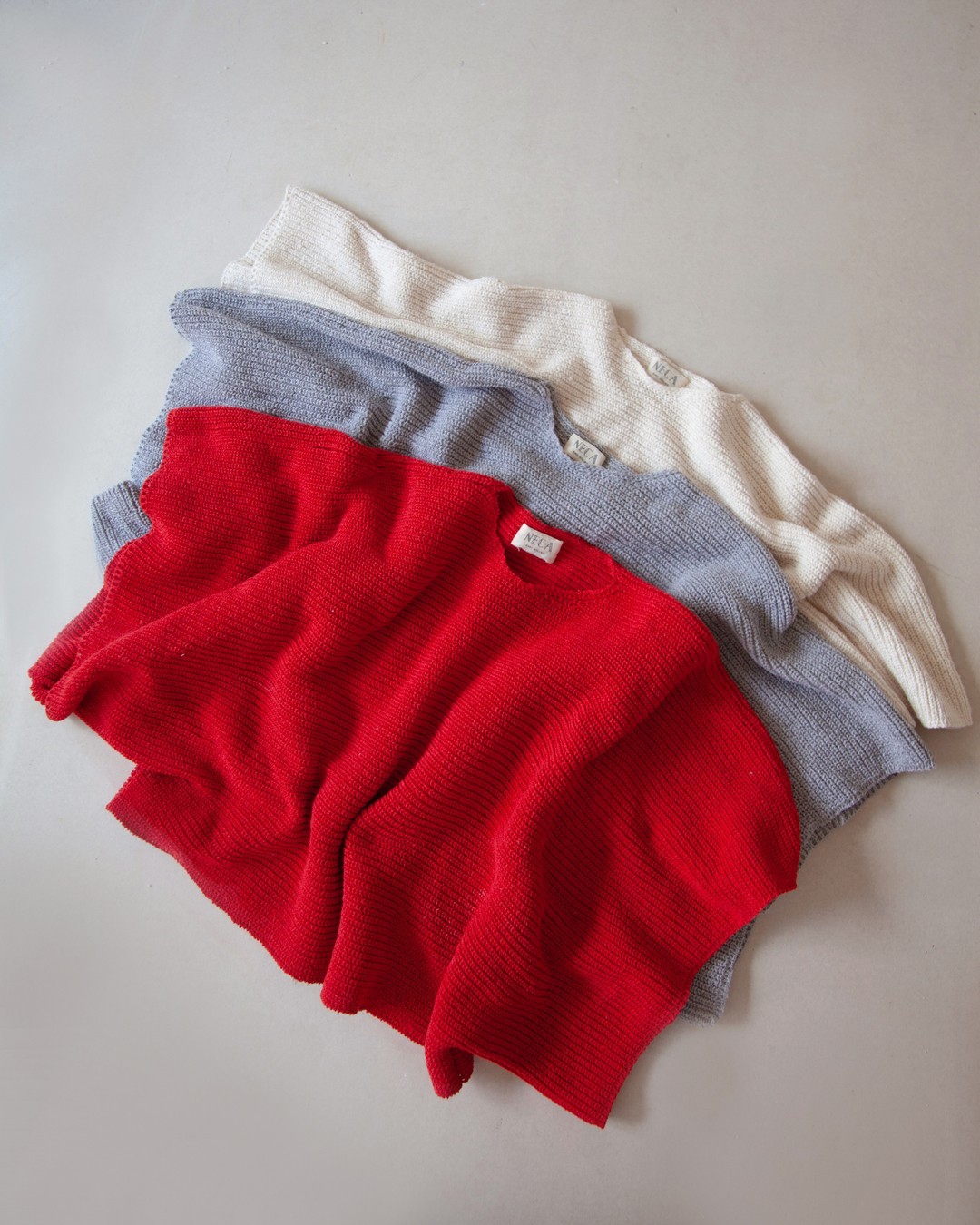 Novidades quentinhas? Temos?
A blusa Maria agora também está disponível na cor vermelha. Mas ó, olha que é por tempo limitado.
Gostou? Que tal aproveitar o desconto de aniversário? Usa o cupom 4ANOS no checkout e ganha 15% de desconto na sua compra!
* cupom válido para um uso por pessoa até 25/06/2022.