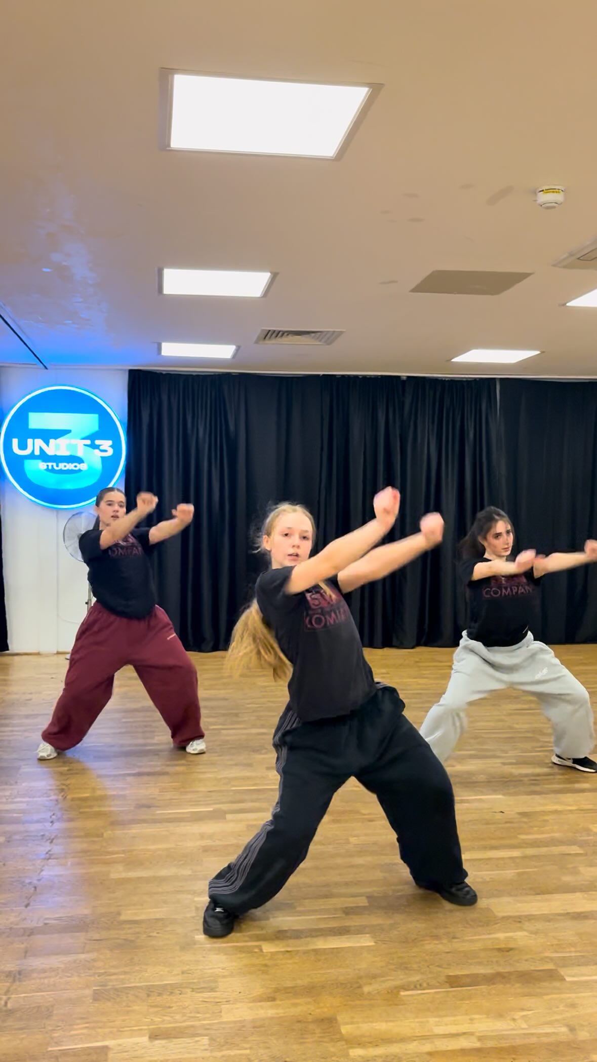 Incredible work from our seniors in commercial with @ellacarolan 🤩
•
#teamspirit #spiritydc #competitivedance #dancecompany #londondance