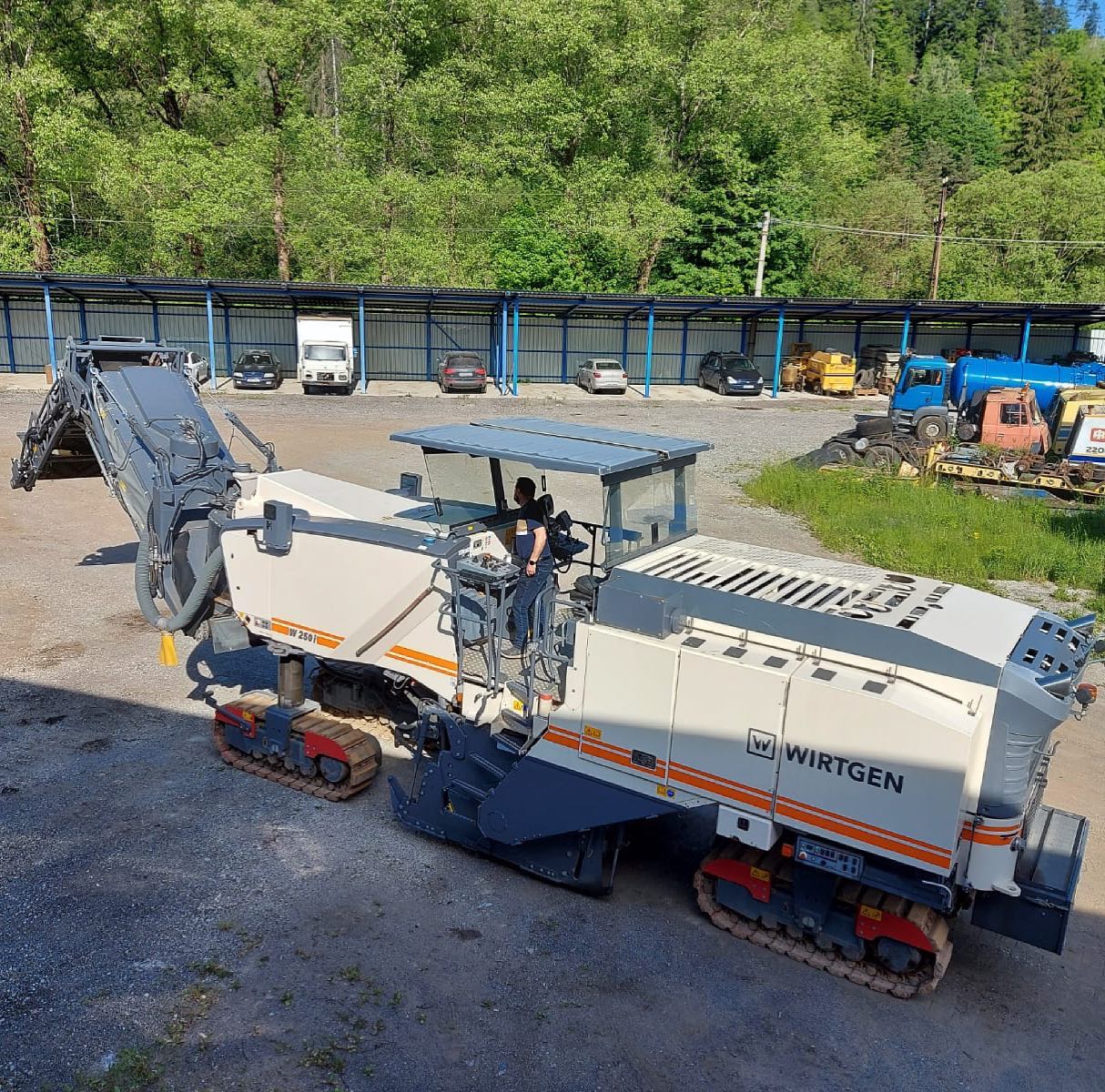 Via-cesty s.r.o. #viacesty #wirtgen #w210 #w210xp #w250 #200 #w200i #w100 #w100cfi #w1200 #w120 #w2200 #2100 w500 #coldmilling #machine #coldmillingmachine #freza #cestnafreza #cestnifreza #viafrez #frezovanie #cesty #slovakia #wirtgengroup #machines