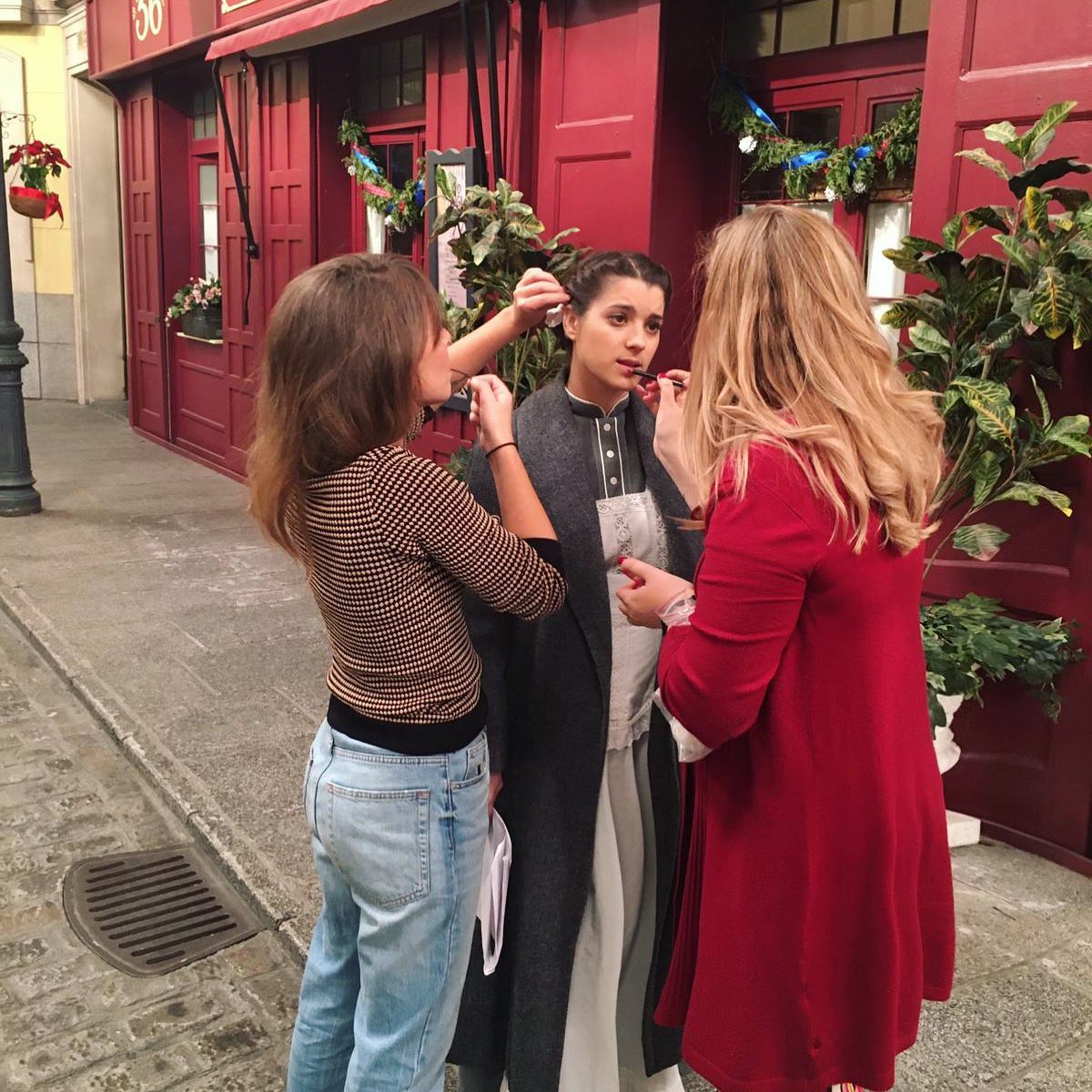 En retoques con @marita.zafra , a los “pelos” mi compi @laura_lammussa y a los “labios” una servidora 😚😚😂😂 #acacias38 #acacias38🌺 #acacias #retoques #tv #maquillaje #peluqueria #series #tve1 #maquillajeprofesional #maquillajedetv @grupoboomerang @acacias38_tve