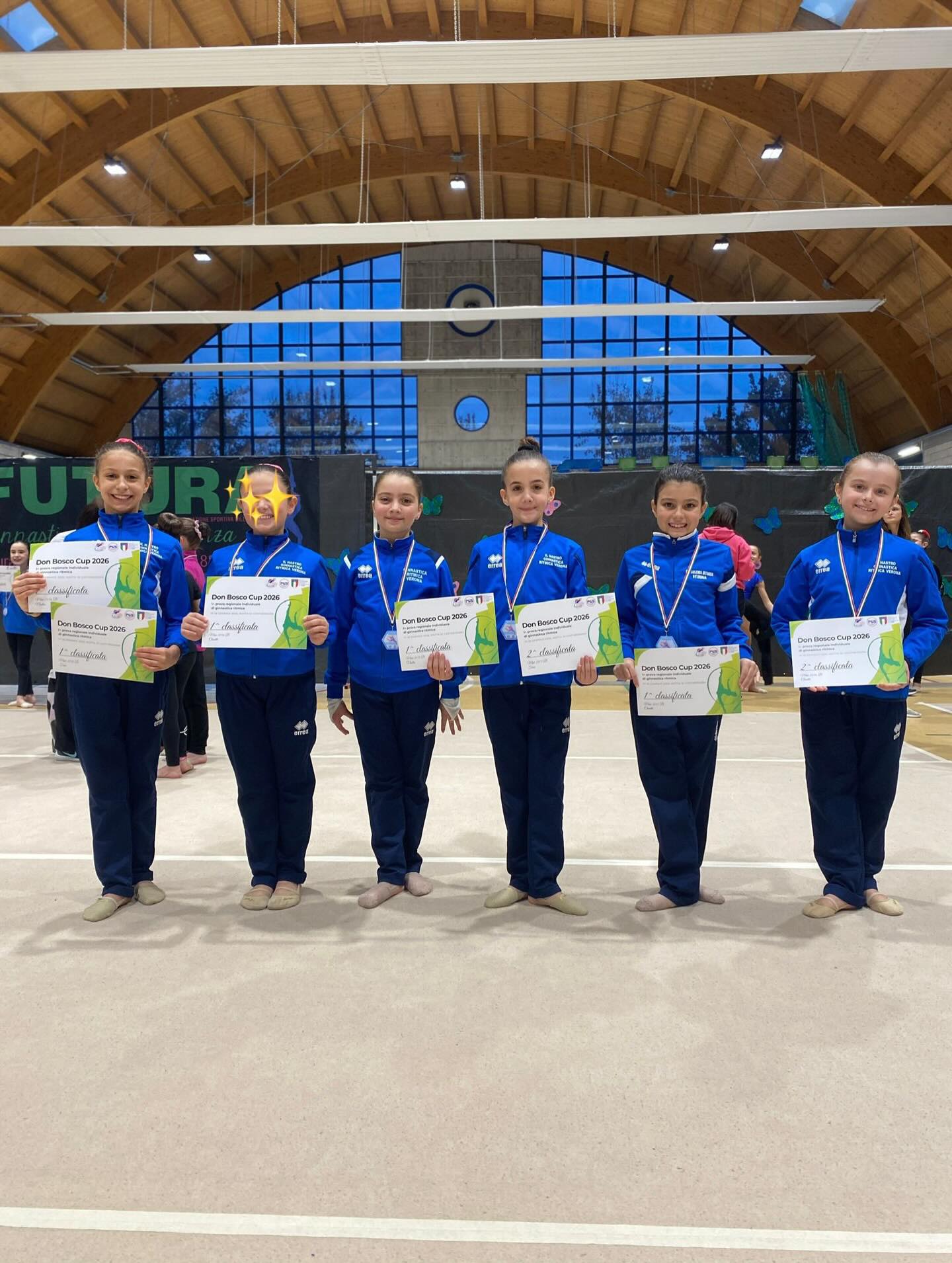 PRIMA PROVA CAMPIONATO REGIONALE PGS 🏆
Rompiamo il ghiaccio con questa prima gara che ha visto coinvolte le nostre ginnaste B.
Complimenti alle atlete della sede di Santa Lucia che hanno mostrato grande carattere.
Categoria MINI 2015
Giorgia
🥇clavette
5^ palla
Margherita
🥇nastro
🥈fune
Categoria MINI 2016
Asia
🥇fune
🥇nastro
Giulia
🥈clavette
Miglior punteggio alla fune. Purtroppo per un errore tecnico con le classifiche non è stata premiata!
Martina
🥇 clavette
9^ palla
Maria Sole
8^ palla
8^ cerchio
Categoria Under15 2011
Giada
4^ fune
10^ nastro
Martina
12^ nastro
14^ palla
Sara
6^ nastro
11^ palla
Torniamo in palestra consapevoli di cosa si può migliorare!