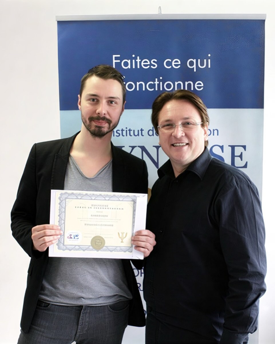 Alors il paraît qu’en ce moment, on parle de 2016…
J’ai très peu de photos de cette année car elle fut très spéciale, mais j’ai quand même réussi à dégoter celle-ci, où je reçois mon diplôme de Maitre Praticien en Programmation Neuro-Linguistique ! Je suis à gauche de la photo hein 😆 à droite, le fondateur de Psynapse Philippe Vernois.
J’ai 33 ans. Je sors des effectifs de Coca-Cola, la dernière entreprise où j’ai travaillé, après avoir passé 1 an à me former, en PNL (qui bouleverse ma vie, d’où la suite de la formation en 2016), en hypnose, d’autres techniques thérapeutiques, et également dans les pratiques chamaniques…
J’ouvre finalement le cabinet en juillet.
C’est parti ! Advienne que pourra.
D’abord avec un plan B au cas où je me dis, si ça ne fonctionne pas, puis que du plan A… jusqu’à aujourd’hui.
2016 est aussi l’année où je quitte Paris après y avoir passé 9 ans, et je m’installe à Meudon, ce qui me permet de me rapprocher de la nature tout en restant à côté de la capitale.
Une année d’émotions contradictoires, marquée par des fins et des débuts… notamment un au revoir douloureux à ma grand-mère maternelle, qui change inévitablement la dynamique familiale.
Le cours de la vie que l’on aimerait parfois s’épargner.
Une année de nouveau et de renouveau, la reconnexion avec la forêt, l’intensification des pratiques énergétiques, et la perspective de créer mon activité qui devient concrète…
Le paradoxe de la liberté qui vient avec la responsabilité de cette dernière.
Et finalement quand j’y pense, 2025 a un peu ressemblé à cela…
Quant à 2026, elle prend pour le moment la forme d’une gestation pour aller encore plus loin. À suivre… ;)
Au plaisir de vous avoir à côté pour de nouvelles aventures 💛