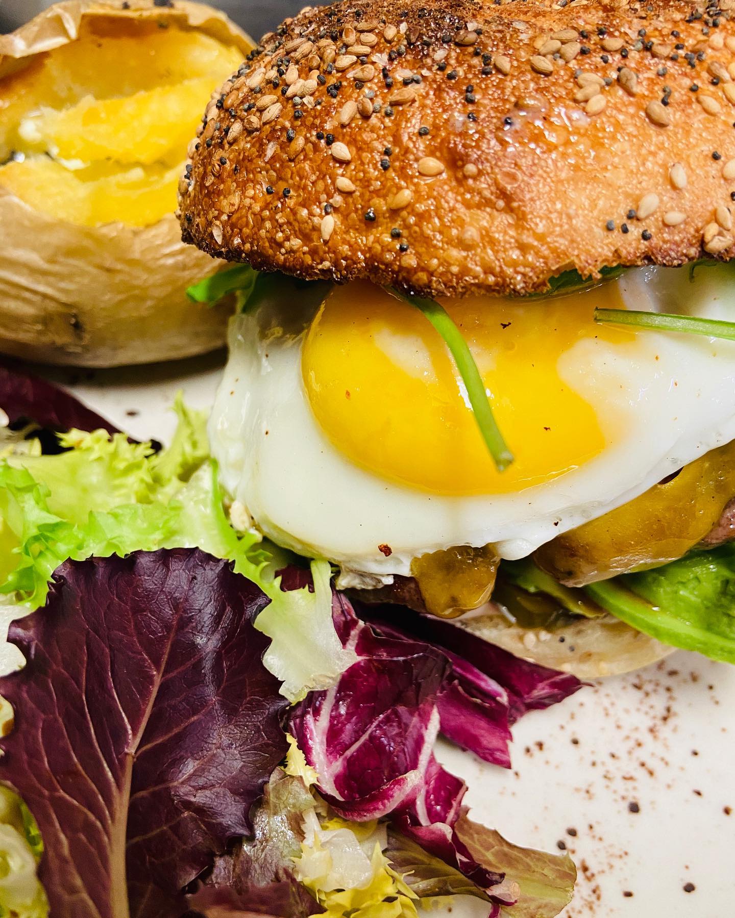 Muchas gracias a tod@s por vuestro apoyo, vuestros pedidos, por venir desde Masnou hasta Sitges para recoger comida, por vuestras palabras de animo y por ser los mejores clientes del mundo mundial!! ApoyaĚndonos, asiĚ como a otros pequenĚos restaurantes, nos ayudaĚis a mantener una larga cadena de personas, pequenĚas empresas, proveedores, distribuidores...
Es obvio que si salimos de esta no seraĚ por la ayuda de gobiernos o estados, sino seraĚ gracias a la ayuda de uno hacia otro.
Que nadie cierre! #agradecidos #restaurantesbarcelona #pequenĚosgigantes #pequeĂąosnegocios