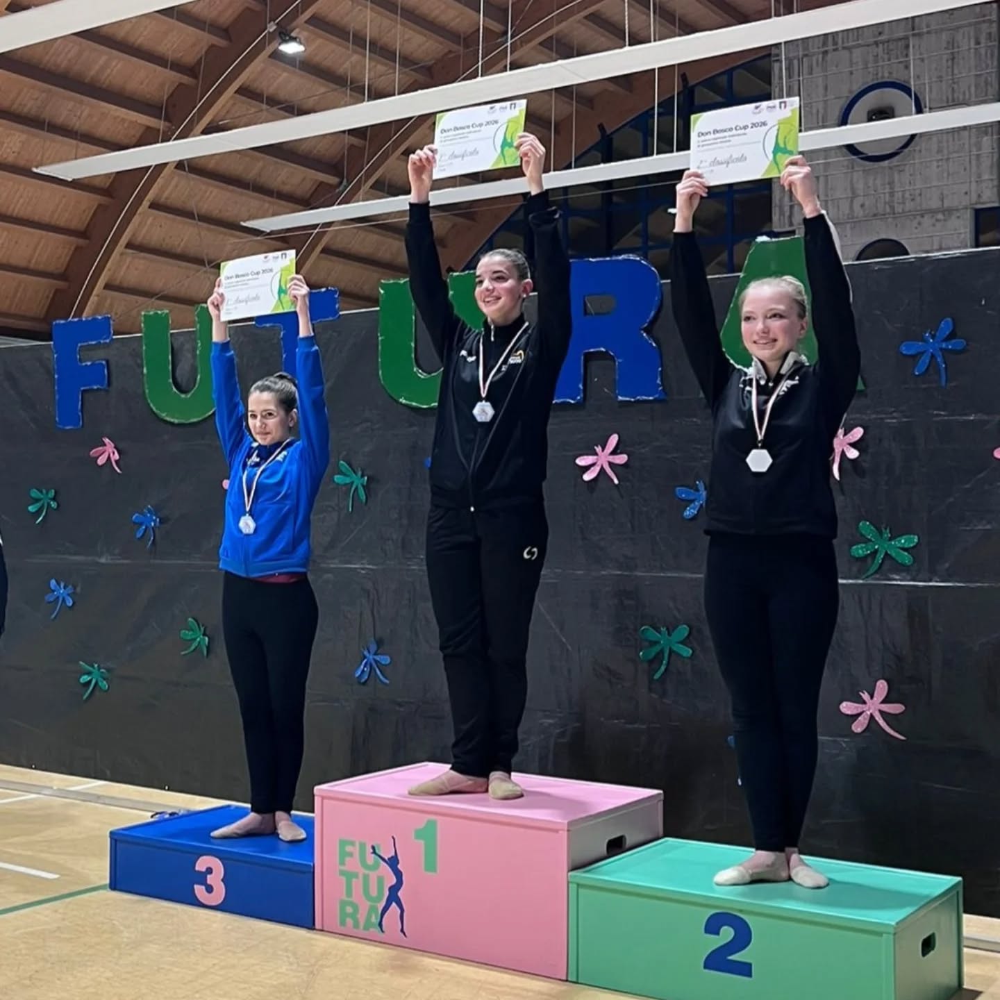 Anche le ragazze del pre-agonismo di Volon hanno partecipato alla prima prova di campionato di serie B pgs.. l'emozione ha giocato un pò di scherzi ma siamo prontissime e cariche ad affrontare la pedana sempre più consapevoli!
3 podi per le nostre ragazze:
Stocchero Greta (UNDER17)
3° CLAVETTE
Zerman Alice (SENIOR)
3° CERCHIO e NASTRO