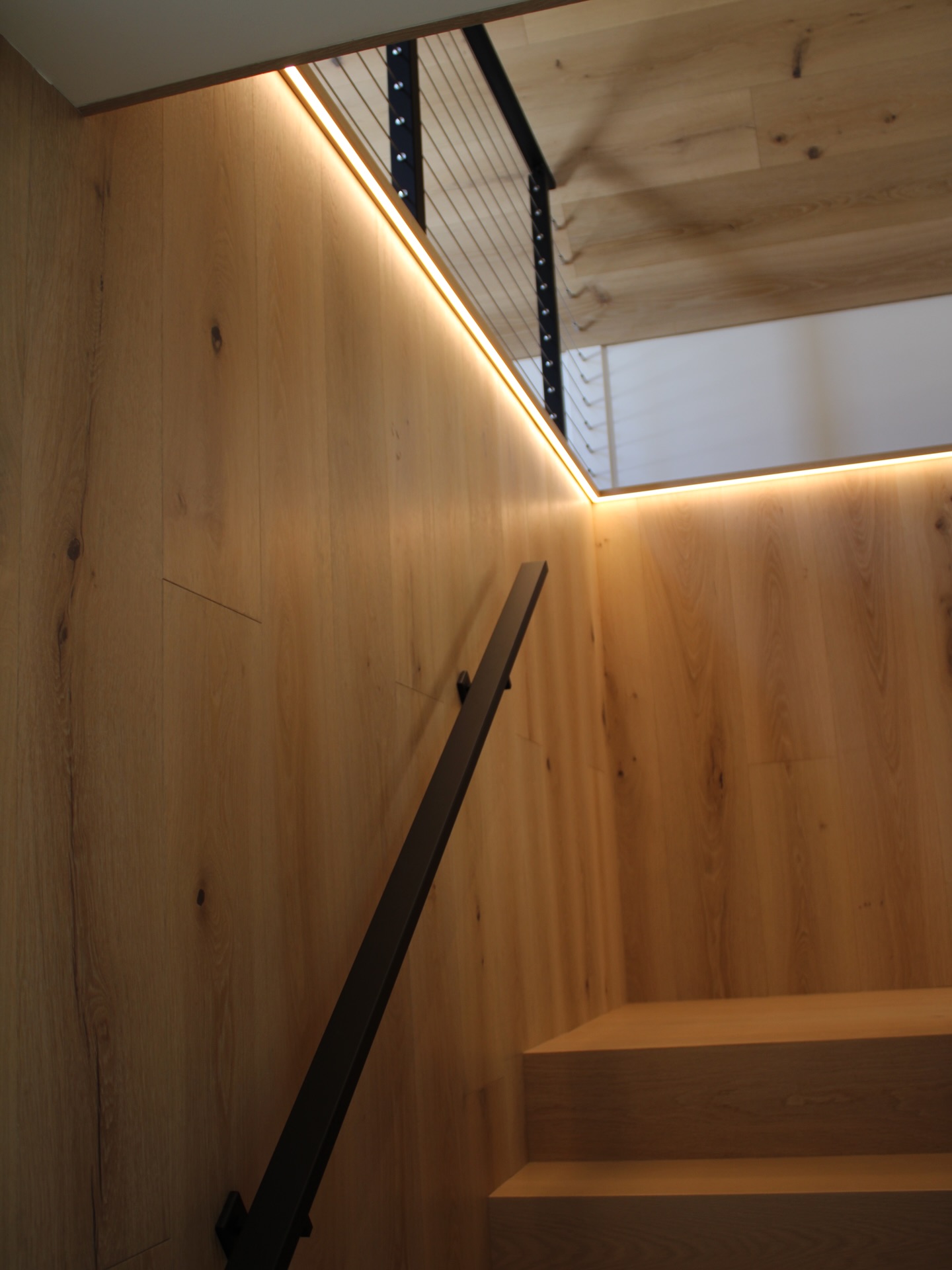 A quick preview of our “stairway to heaven” while we wait on the final edited photography from our Smithfield project. This white oak staircase features matching white oak paneling and a seamless one-piece tread-and-riser combination—crafted for continuity, precision, and longevity. We can’t wait to share the rest of this home with you and hear what you think.
#echelonbuilders #customhomes #customhomebuilder #luxuryhomes #whiteoak