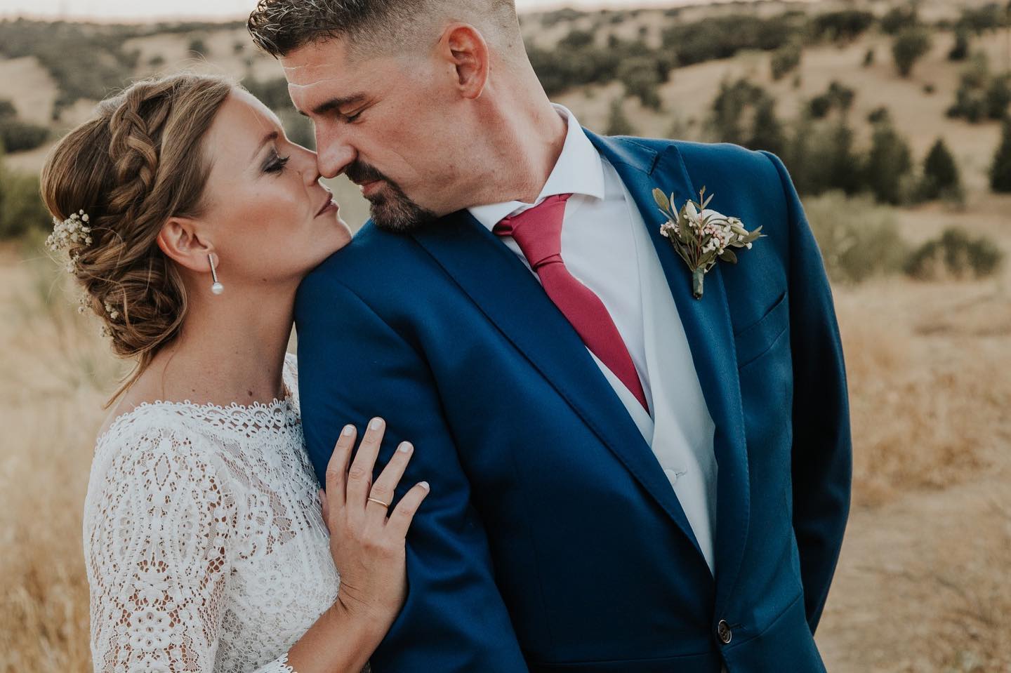 Cuando el amor lo puede todo. #amor #bodas2022 #pareja #matrimonio #love #married #fotografosdeboda #fotosdeboda #sesionboda #campo @aalcachucho