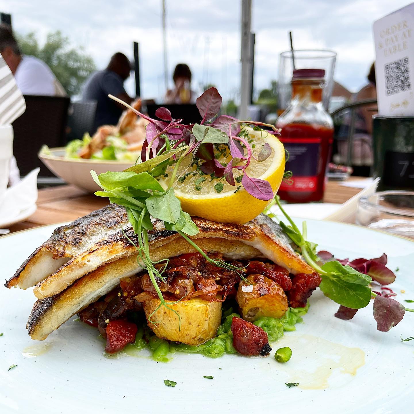 What a combo… pan fried seabass, chorizo, roasted red pepper & onion confit, lentils & grains, baby potato’s and pea purée 🌞 @thewoolpacksm
