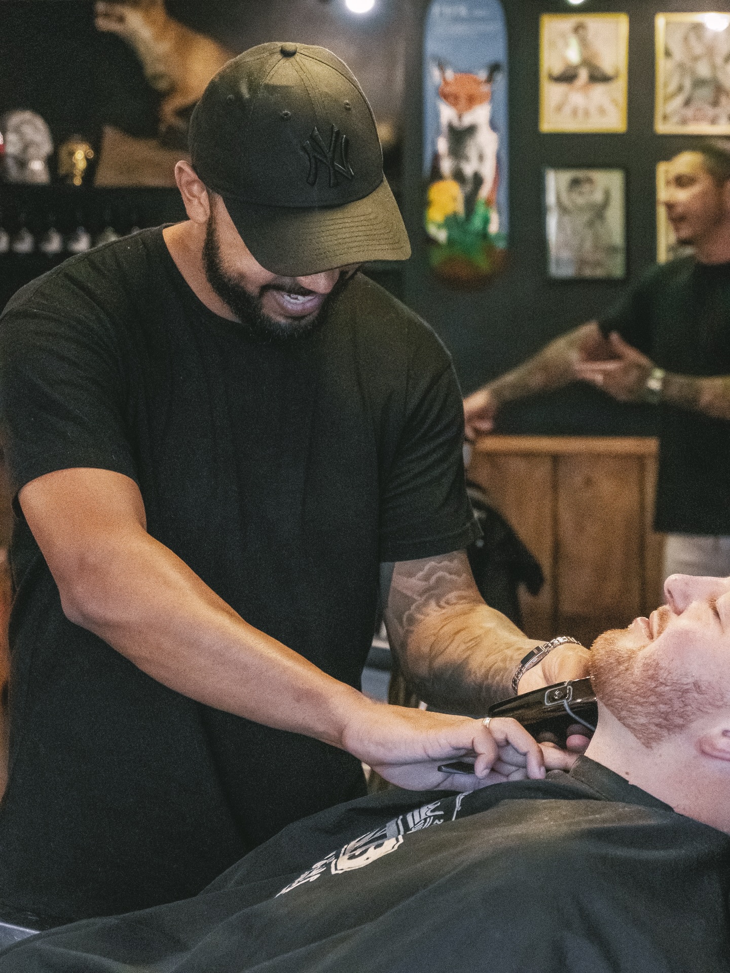 Our go-to tools for the ultimate beard transformation ;
Clippers give us precision, structure, and clean shaping, while the foil shaver delivers that ultra-smooth finish around the edges.
The result? Sharper lines, longer-lasting smoothness and a beard that looks fresh from every angle 👌🏼
Barber - @lsthebarber
#beardtrim #royalsbarbershop #barbertools