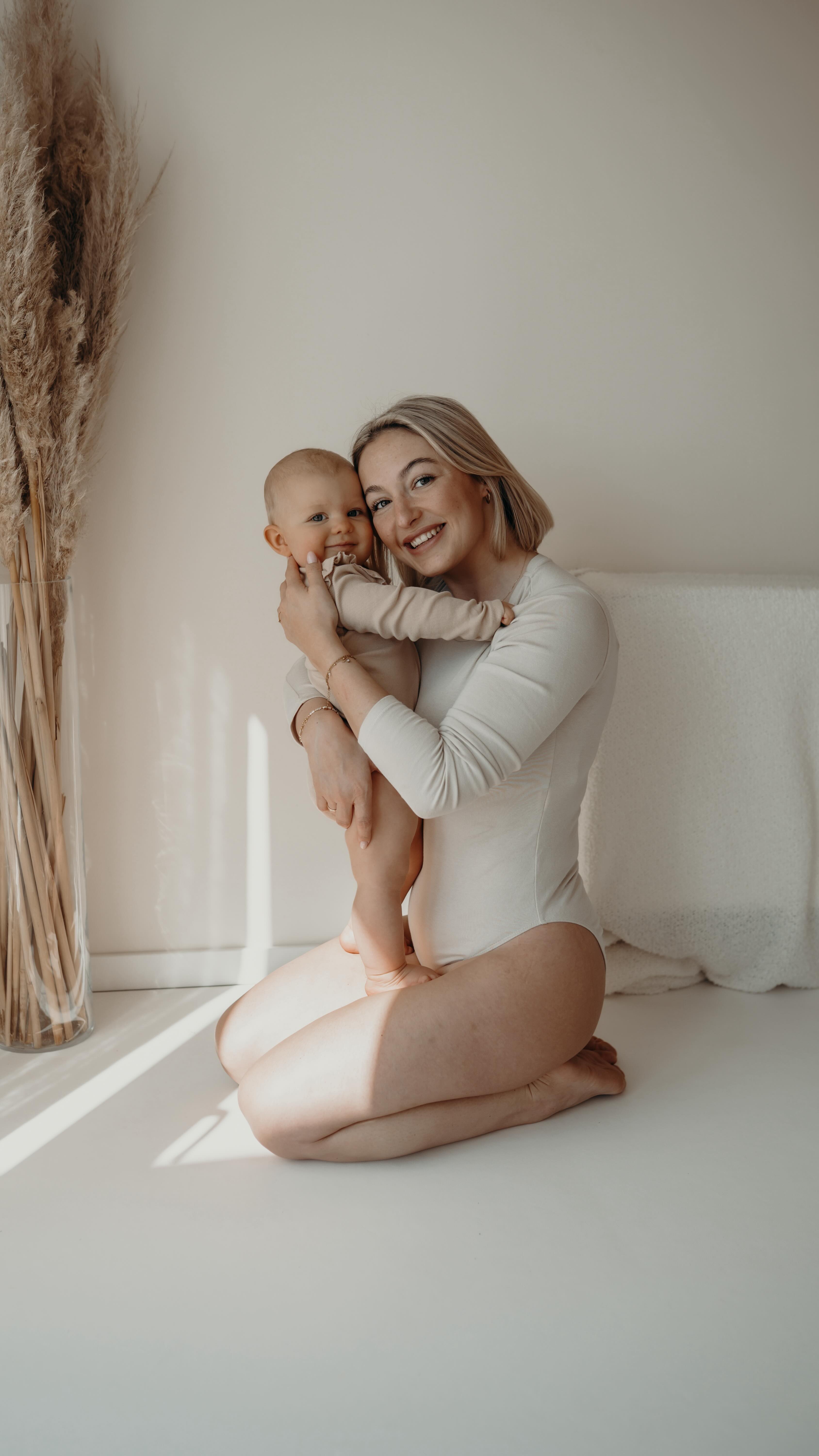 Ich kenne dieses schlechte Gewissen.
Und ich weiß heute:
Es verschwindet,
wenn wir unseren eigenen Wert wieder fühlen.
Seit ich mir selbst erlaube, wichtig zu sein,
fühlt sich ein Shooting für mich
nicht mehr egoistisch an
sondern heilsam.
Vielleicht fühlt sich dein Wunsch nach einem Shooting nur deshalb schwer an,
weil du gelernt hast, dich selbst immer mitzudenken –
aber nie zuerst.
Erzählt mir, was hält dich davon ab?
Familienbilder sind ebenso wertvoll und wichtig
und gleichzeitig glaube ich, dass jede Frau sich jedes Jahr mindestens einmal bewusst selbst sehen lassen darf, ganz für sich.
Folge @soulmom.era @soulmom.era @soulmom.era
SEO | Mama Kind Shooting, Mama Kind Bilder, Mommy and me Photo Ideas