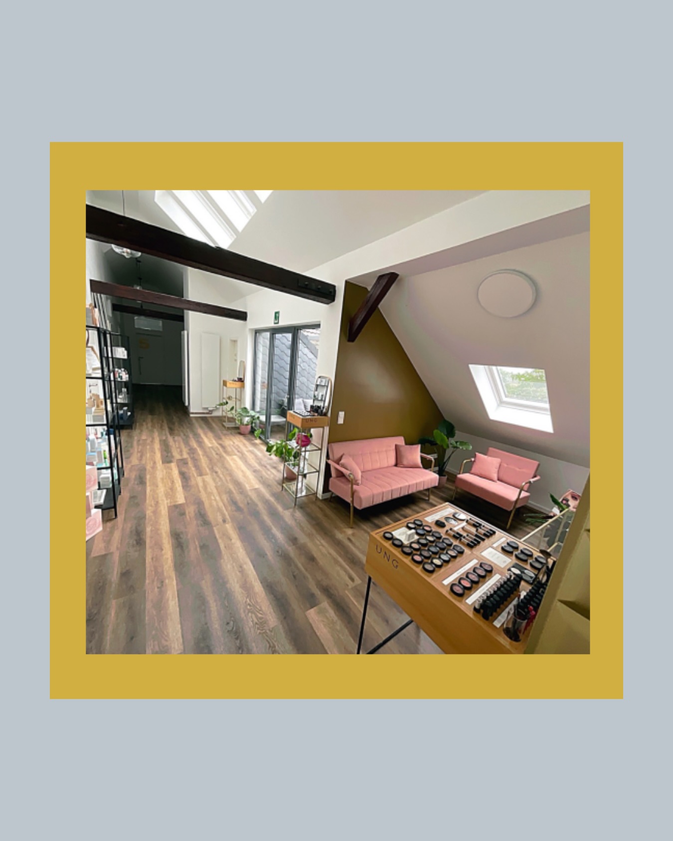 Hier beginnt Entspannung nicht erst auf der Liege, sondern in dem Moment, in dem du reinkommst. Warme Farben, klare Linien, viel Ruhe – und ein Ort, an dem du kurz aus dem Alltag aussteigen darfst.
Ich liebe es, wenn ein Studio nicht „laut“ sein muss, um besonders zu wirken. Für mich ist Luxus: Zeit, Aufmerksamkeit und das Gefühl, wirklich gesehen zu werden. Genau dafür ist dieser Raum gemacht.
Wenn du dir wünschst, dass Hautpflege wieder etwas mit Wohlbefinden zu tun hat und nicht nur mit „funktionieren“, dann bist du hier richtig.
Schreib mir „STUDIO“, dann sende ich dir die Infos zu deiner passenden Behandlung und wenn gewünscht auch einen Neukundengutschein im Wert von 25,- Euro
#goldencirclebeauty #kosmetikstudio #kosmetikbremen #bremenbeauty #gesichtsbehandlung hautpflege hautgesundheit skincarebremen beautybremen selfcaretime meintime studiointerior beautystudio hautliebe glowroutine entspannungpur premiumskincare beautyconcept ruhigerluxus terminbuchung