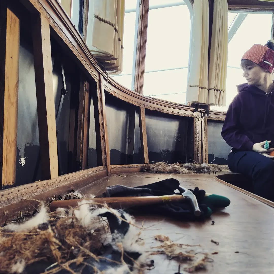 todays #znünisituation,
Polsteratelier mal auswärts
#klammerfürklammer
#nagelfürnagel