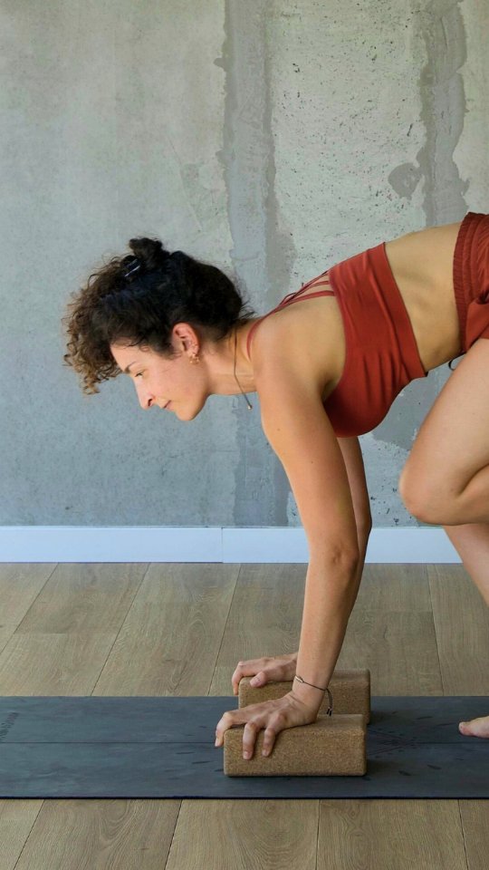 Rejoins-nous pour le cours Stretching Force et Mobilité tous les jeudis, à 17h chez @yogabaiona . Une expérience complète qui allie souplesse, renforcement et liberté de mouvement. Un cours construit pour libérer les tensions, renforcer le corps en profondeur tout en améliorant l'amplitude de nos mouvements.
À travers une alternance d’étirements dynamiques, de travail musculaire contrôlé au poids du corps et avec matériel, développes une meilleure amplitude articulaire, une posture plus stable et des mouvements plus fluides.
Si tu souhaites un cours complet pour comprendre et intégrer l'expérience dans ton quotidien, pour te sentir plus fort et plus libre dans ton corps, le tout avec un bon renfo des zigomatiques 😉 rejoins-nous jeudi, à 17h 🤸🏻♀️
Bonne marade assurée !
#stretching #mobilite #renforcement #souplesse #bienetre