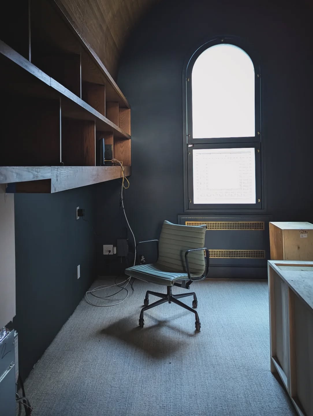 Iconic @hermanmiller Eames office chair (in a powdery teal leather 🥹) patiently waiting for its custom 16ft desk. LOVE how the horizontal tufting mirrors the wood paneling. The leg shape also inspired the hardware selection. Pill-shaped alabaster pendants to speak to the arched window... Etc, etc... It's these kind of details that may not be immediately apparently but that create a cohesive visual experience.
#interiordesign
#piña