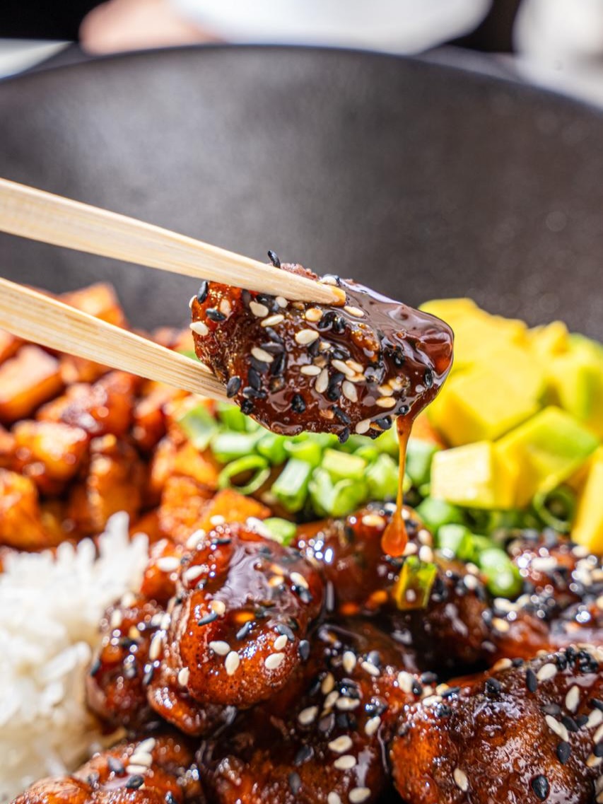 ¿Listos para salir de la rutina? Cada visita es una invitación a explorar sabores que sorprenden y combinaciones que despiertan la curiosidad. Atrévete a explorar y encuentra tu nuevo favorito.
☎️ 809 222 9222
📍 Arroyo Hondo Town Center
CARIBBEAN TERIYAKI | Pollo crujiente, salsa teriyaki, platano maduro, aguacate, puerro, semillas de ajonjolí, arroz