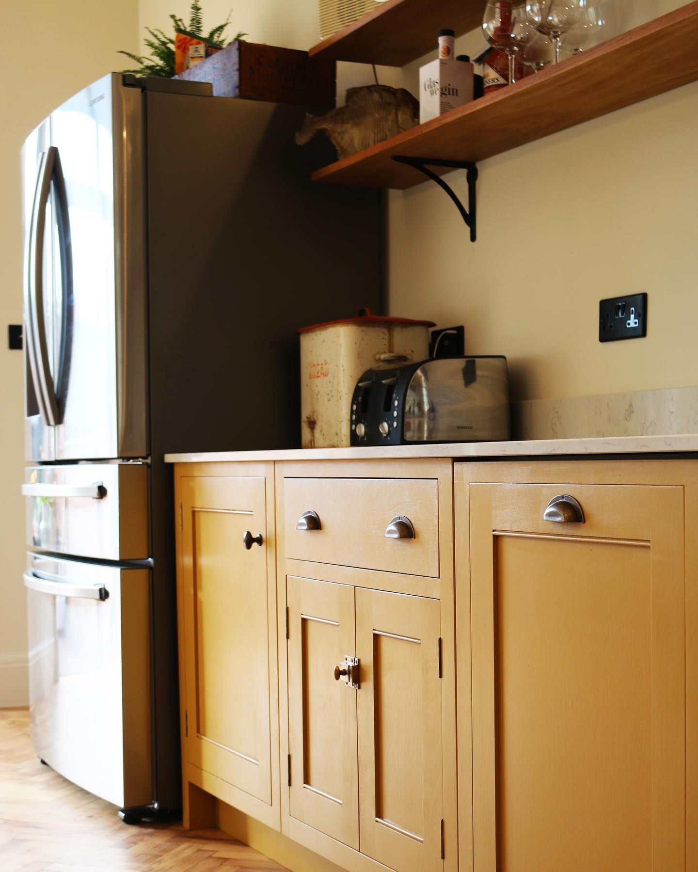 Looking back at this recently finished kitchen for inspiration, classic cupboards paired with a huge contemporary stainless steel fridge freezer. You might have expected integrated appliances secretly hidden away in a room like this, but we think this contrast is refreshing and shows how traditional cupboards can pair perfectly with contemporary appliances. #handmade #kitchens #bespoke #jharriskitchens