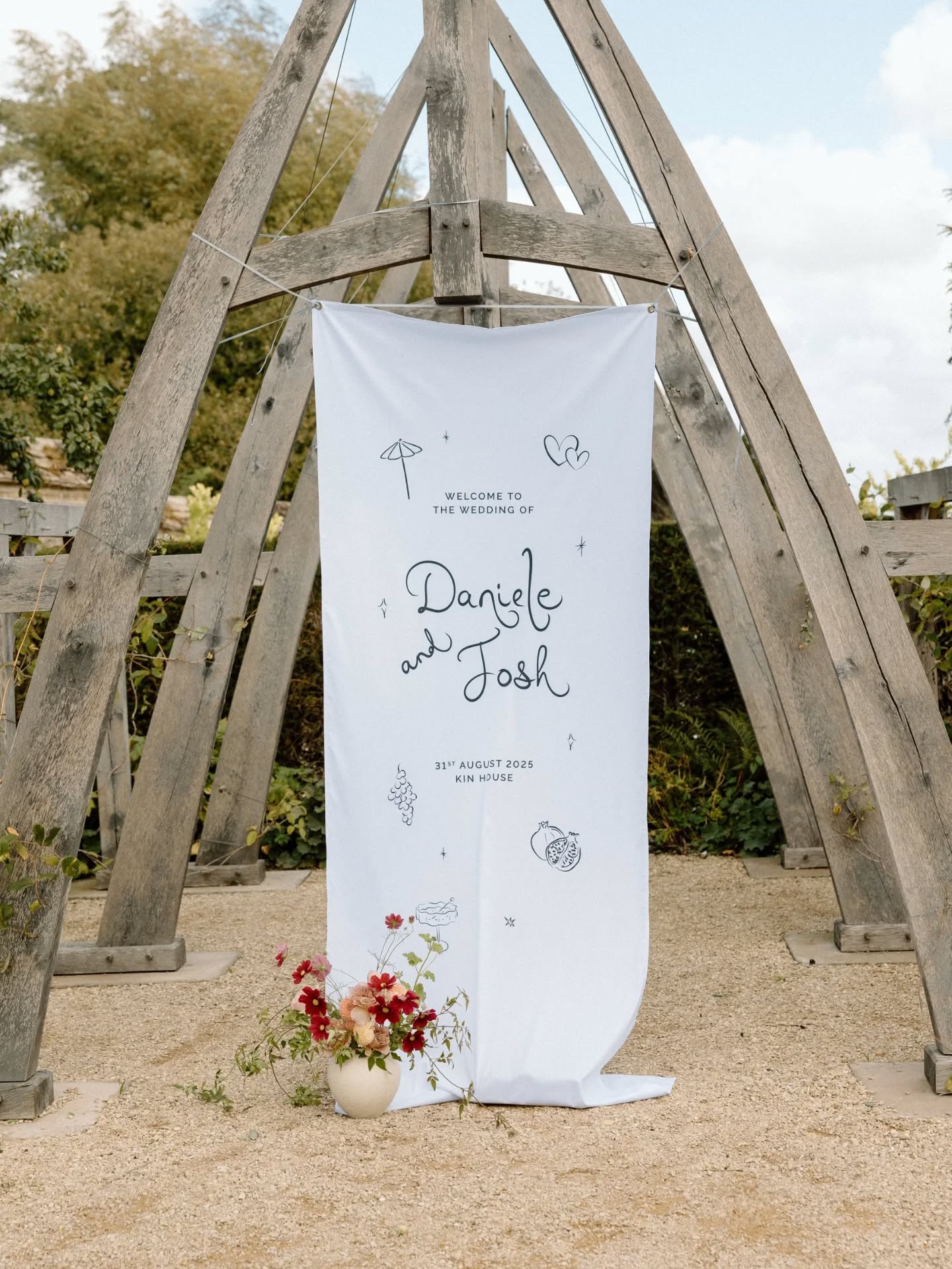 A moment for D+J’s fabric signage, with the most incredible florals by @studiofeverfew
Photography: @daniellevictoriaphoto
Floral design: @studiofeverfew
Venue: @kinhousewiltshire
Fabric signage: @mapleandrae
#KinHouse
#weddingstationery