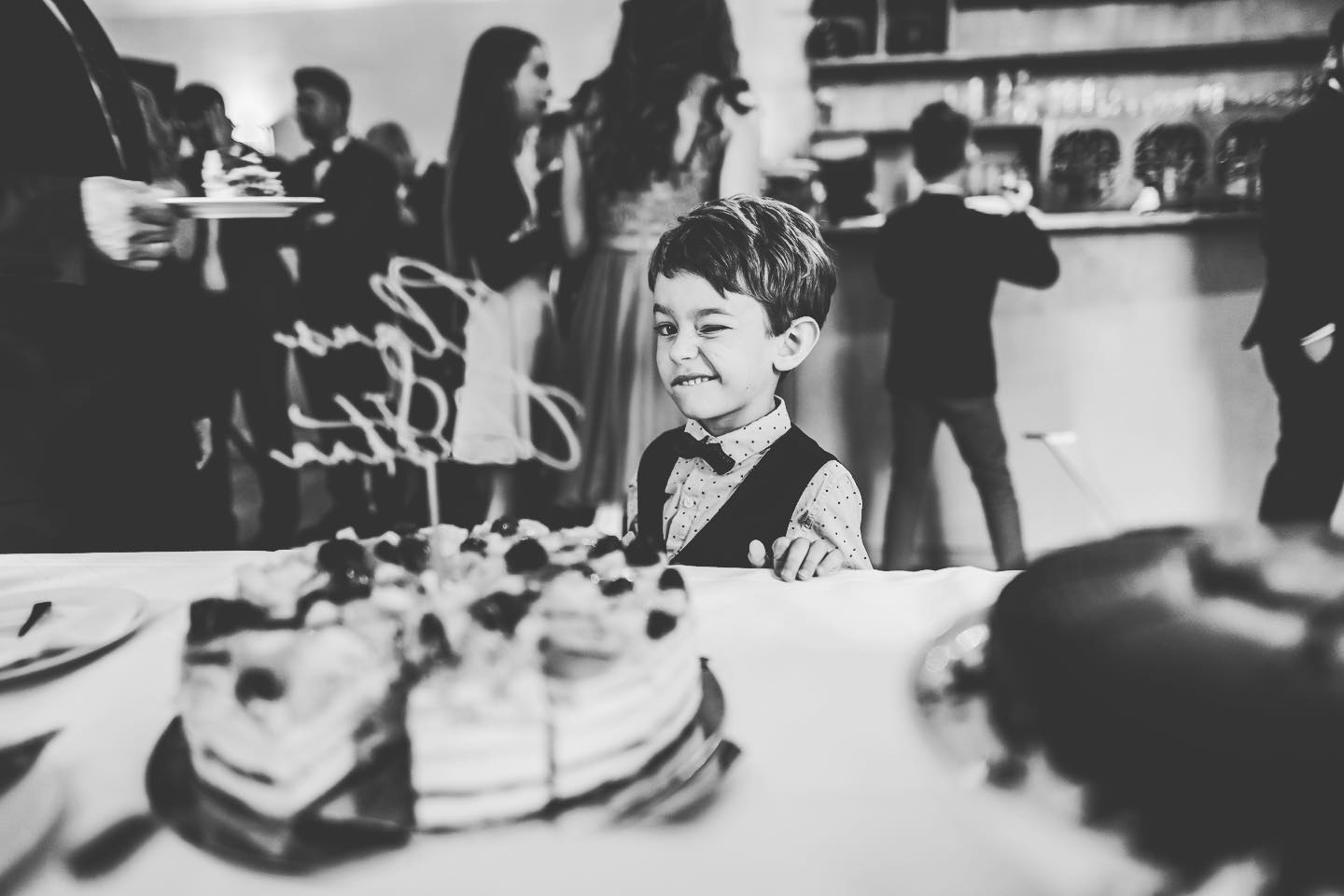 Every wedding has its so unique and glowing moments. Not every time I am at the right place at the right moment, but this picture strongly reminds me of my most loved and inspiring photographer from Italy @andreacorsiph. #wedding #inspiration #love #photography #thereasonwhy #canonphotography #hochzeit