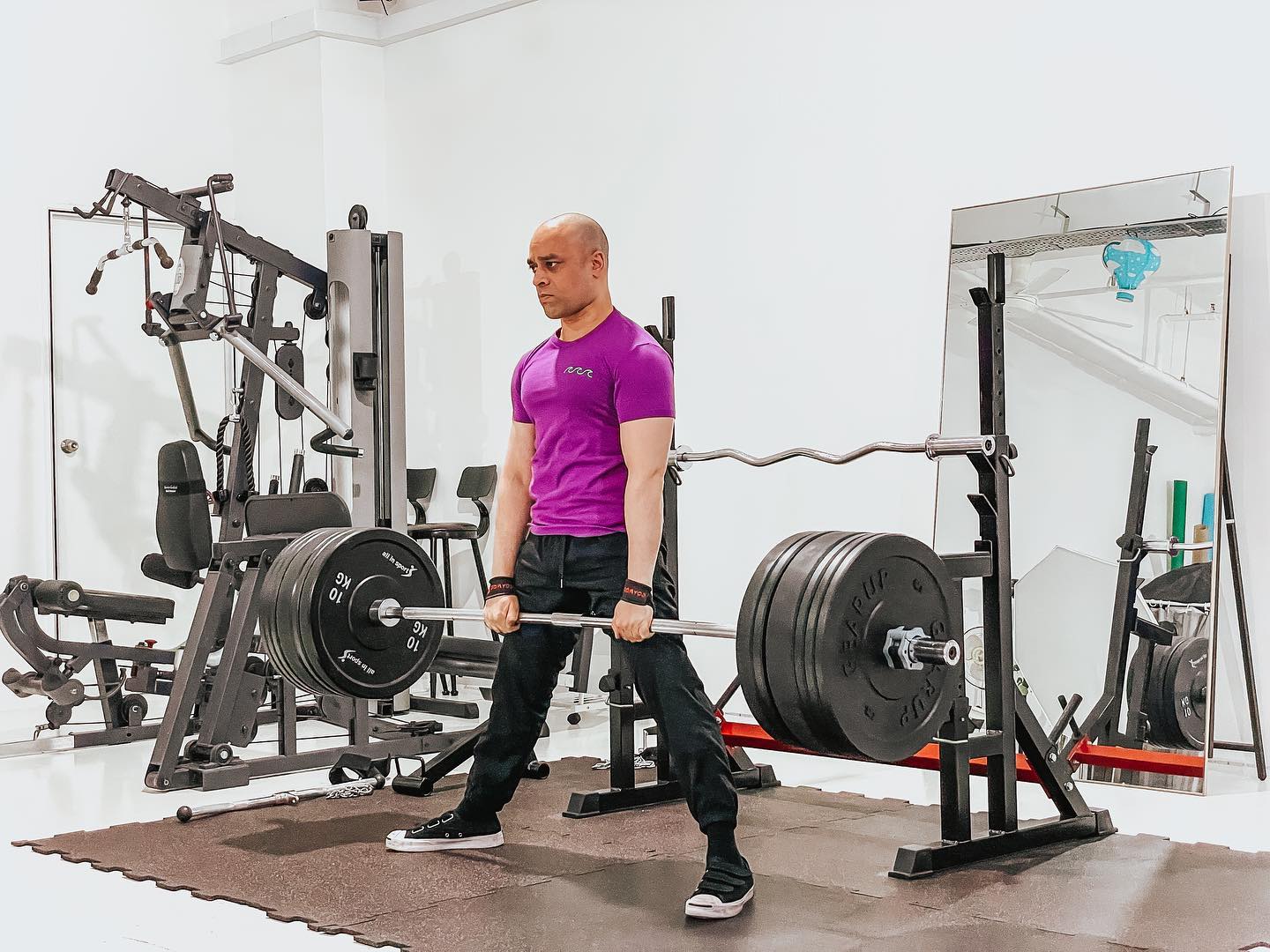 The deadlift trains your back so whatever life puts on your shoulders, you can take it. It also trains your mind so you can do things that are hard! 🏋️♂️💪
#3fenergy #flowfysiquefactory #deadlift