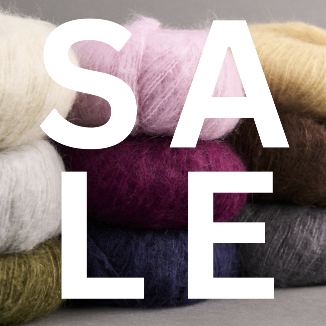 Im Fibre Atelier wird langsam Platz für den Frühling geschaffen. Einige Qualitäten dürfen ausziehen, und auch einzelne Knäuel aus dem bestehenden Sortiment sind noch auf der Suche nach neuen Besitzerinnen und Besitzern.
Es gilt: solange es hat. Und der Vorteil eines frühen Sale-Starts liegt auf der Hand – es ist noch Winter. Die Wolle kann also jetzt gleich verstrickt werden und muss nicht bis zum nächsten Winter warten.
Eine Auswahl der Sale-Garne ist auch online verfügbar. Die einzelnen Knäuel findet ihr ausschliesslich im Laden.
#fibreatelier
#woolsale
#knittingwinterthur