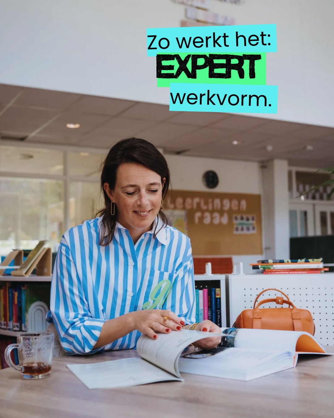 🔥 Tip van de week!
Maak van je leerlingen experts.
Werk je met teksten? Bij bijvoorbeeld tekstbegrip of wereldoriëntatie? Vind je het belangrijk dat leerlingen de kennis in deze teksten tot zich nemen? Wil jij leerlingen meer eigenaar maken van hun eigen leren en verantwoordelijkheid aanleren hiervoor? Dan is de werkvorm expert een aanrader!
De voorbereiding ligt uiteraard bij jou. Je leest de tekst goed, bedenkt vragen over de tekst waarvan je wil dat leerlingen de antwoorden vinden en zet deze vragen in een document, één vakje per vraag. Deel je leerlingenaantal door 3 of 4 en je weet hoeveel vragen je moet hebben. Deze vragen nummer je en het blad waarop de vragen staan kopieer je 3 of 4 keer, elke keer op een andere kleur papier.
Ronde 1 - Elke leerling leest de tekst en krijgt dan een vraag (of vragen, maar dat zou ik pas doen als ze de werkvorm gewend zijn). De opdracht is om het antwoord op te zoeken in de tekst en het bewijs hiervoor aan te geven in de tekst. Is de tekst al bekend vanwege een eerdere lezing? Dan kun je de vraag direct geven en kan het speurwerk gelijk beginnen.
Ronde 2 - Alle leerlingen met hetzelfde nummer zoeken elkaar op. Ze bespreken het antwoord dat zij gevonden hebben en het bewijs ervoor. Ze overleggen of dit het juiste antwoord is en of het volledig is.
Ronde 3 - De leerlingen met dezelfde kleur vormen een groep en presenteren op volgorde van nummer aan elkaar wat hun vraag was en welk antwoord ze gevonden hebben. Je kunt ervoor kiezen dit zittend aan tafel te doen en de extra opdracht te geven aan de andere leerlingen om alle vragen en antwoorden in steekwoorden te noteren. Je kunt het ook bij presenteren laten.
De werkvorm zorgt voor een hoge mate van betrokkenheid, creëert eigenaarschap bij leerlingen omdat ze zelf moeten zoeken, geeft zekerheid omdat ze eerst overleggen voordat ze moeten presenteren én ze zijn bezig met de inhoud.
Mocht je dit doen in een grote groep of in een groep met specifieke onderwijsbehoeften op gedrag, dan kan het een idee zijn om te vragen of een stagiaire of onderwijsondersteuner aanwezig is bij ronde 3 om de groepen te begeleiden bij het gesprek en presenteren.