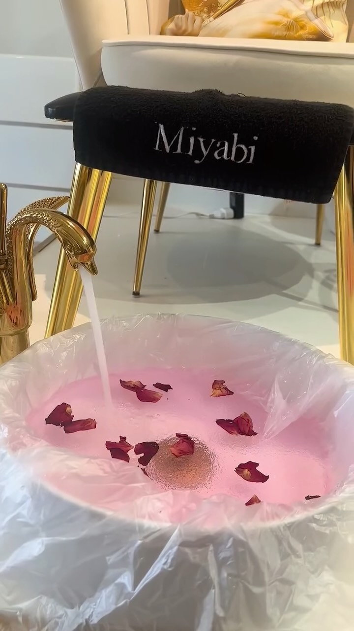 ✨ Offrez à vos pieds un moment de grâce avec notre soin pied de soie - 1h ✨
Un rituel complet pour des pieds doux, soignés et sublimés.
Nettoyage, gommage, soin des ongles et hydratation profonde… le tout dans une ambiance relaxante typiquement japonaise. 🍃
Parce qu’ils vous portent chaque jour, vos pieds méritent ce moment rien qu’à eux. 💆♀️👣
📍Rennes – @miyabiinstitut
Réservation en bio #BeautéDesPieds #SoinDesPieds #PedicureJaponaise #Sendai #RituelBienÊtre #InstitutDeBeautéRennes #MiyabiInstitut #SoinsJaponais #FootCare #RennesBeauty #MomentPourSoi #SelfCare #PiedsParfaits #PédicureRennes #FemmesRennes #soindespiedsrennes