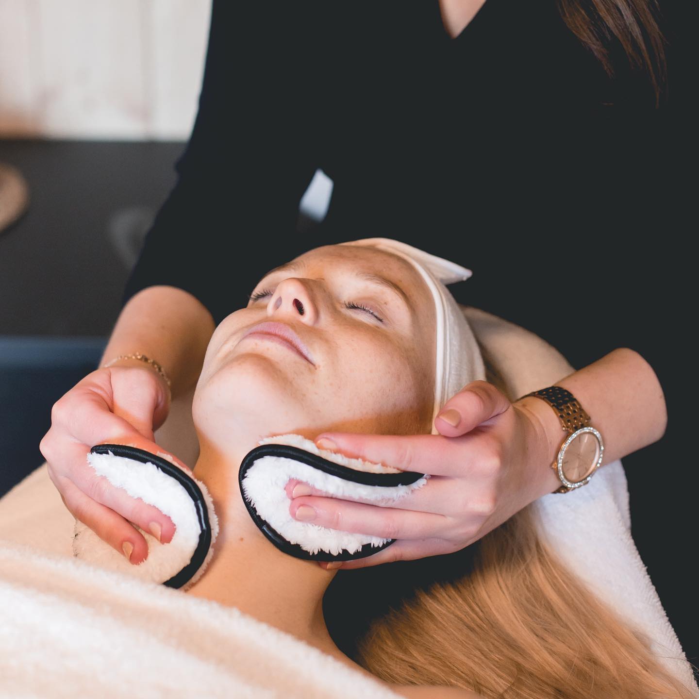 Heb jij al eens genoten van een Dermalogica gelaatsverzorging?
Van een korte FaceFit tot een diepgaande ProSkin behandeling, er is voor iedereen een gepaste treatment ✨
Bekijk de verschillen tussen alle verzorgingen op de website en boek je momentje van ontspanning gemakkelijk online.
#dermalogica #skincare #beautybyeline #lievegem
